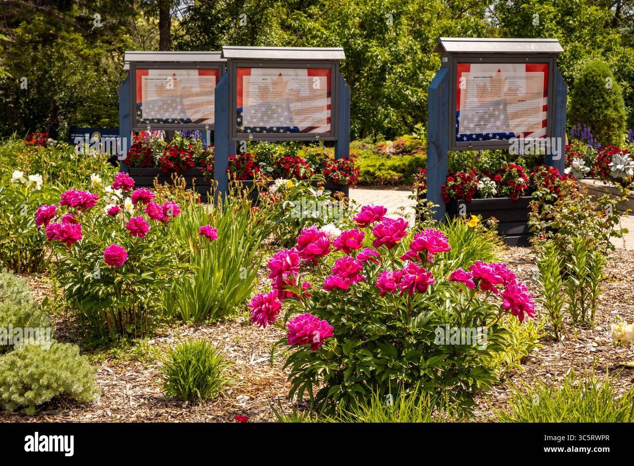 Dunseith, ND, États-Unis - 05 juillet 2025 : 911 mémorial aux stands du jardin international de la paix Banque D'Images