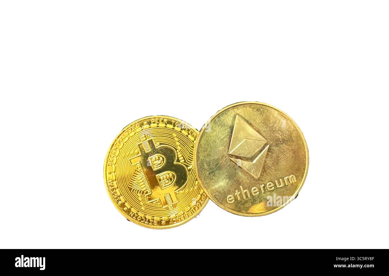 Bitcoin et Ethereum coins avec un fond blanc. Banque D'Images