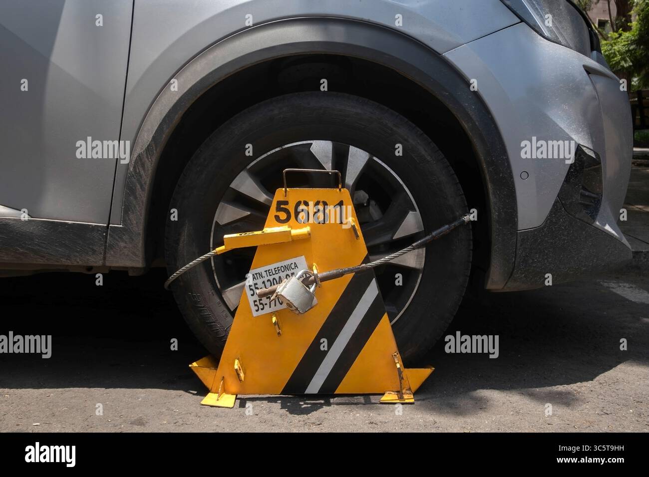 Pince de roue sur la voiture Mexico City, Mexique Banque D'Images