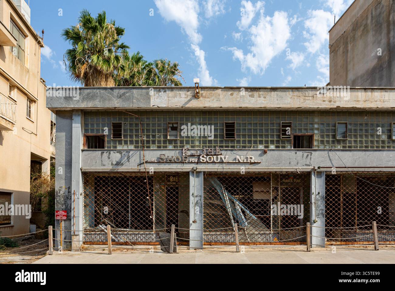 Varosha quartier de Famagouste, abandonné après l'invasion turque en 1974 Banque D'Images