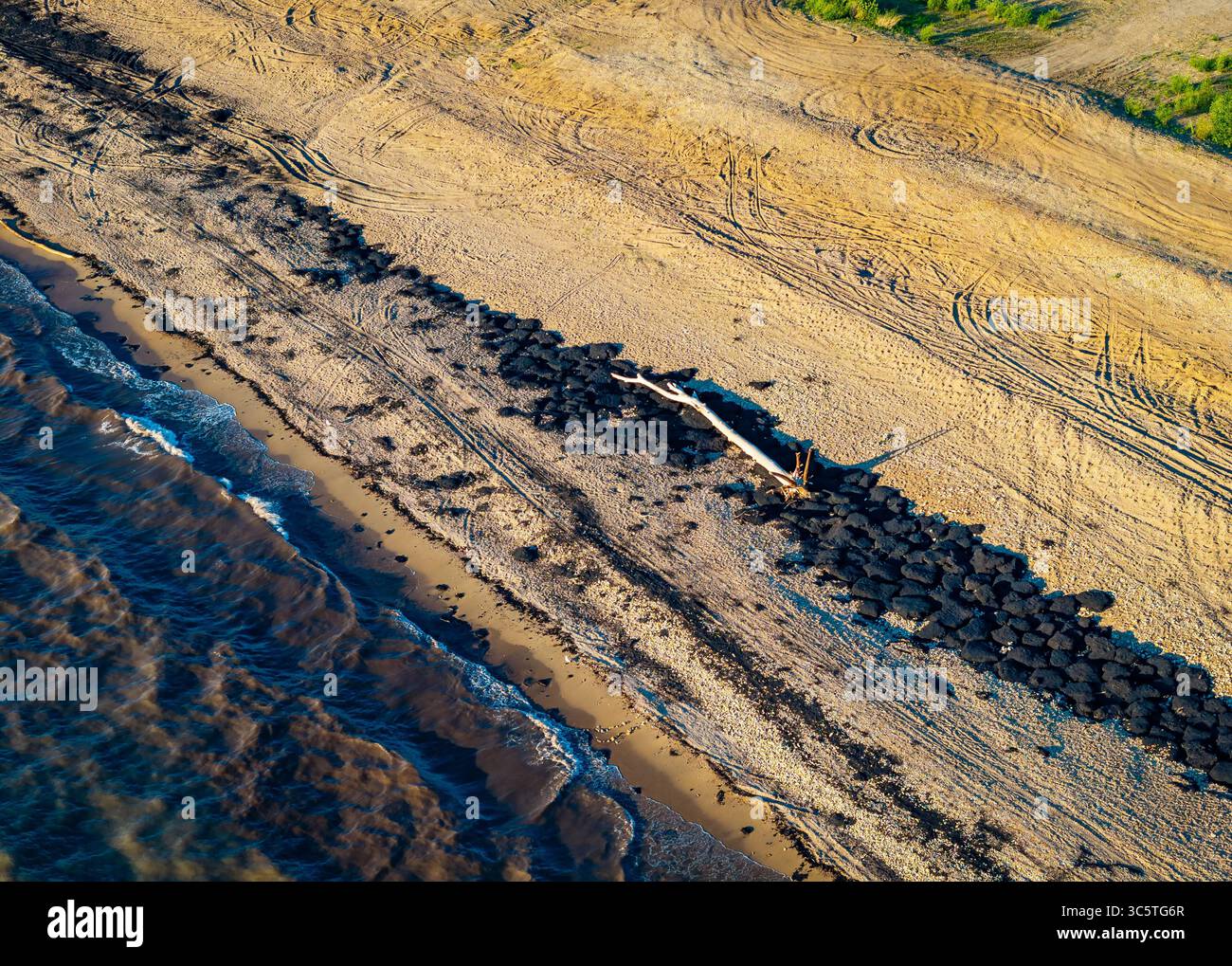 Une vue aérienne à couper le souffle capture le rivage étendu du lac Sakakawea au coucher du soleil Banque D'Images