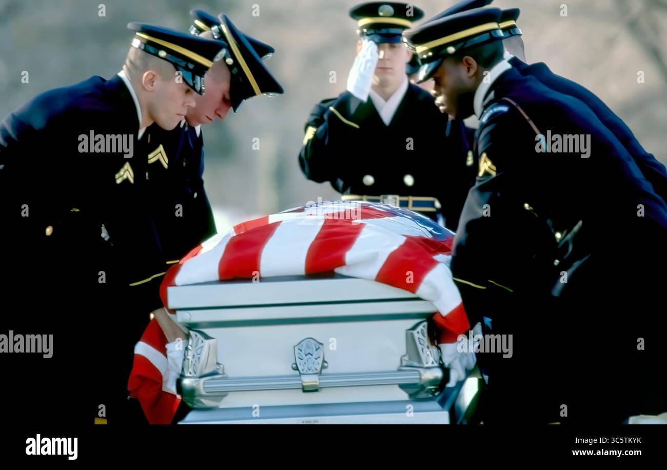 28 décembre 1989, Arlington, Virginie, États-Unis : Arlington, Virginie, USA, 28 décembre 1989.le détail de l'enterrement abaisse le cercueil du spécialiste Alejandro L. Manrique 30, à sa tombe. Manrique a été enterré avec les honneurs militaires, y compris 3 volées à la carabine et le jeu de robinets, dans un sol enneigé à Arlington à proximité du Capitole et du Washington Monument. (Crédit image : © Mark Reinstein/ZUMA Wire) Banque D'Images