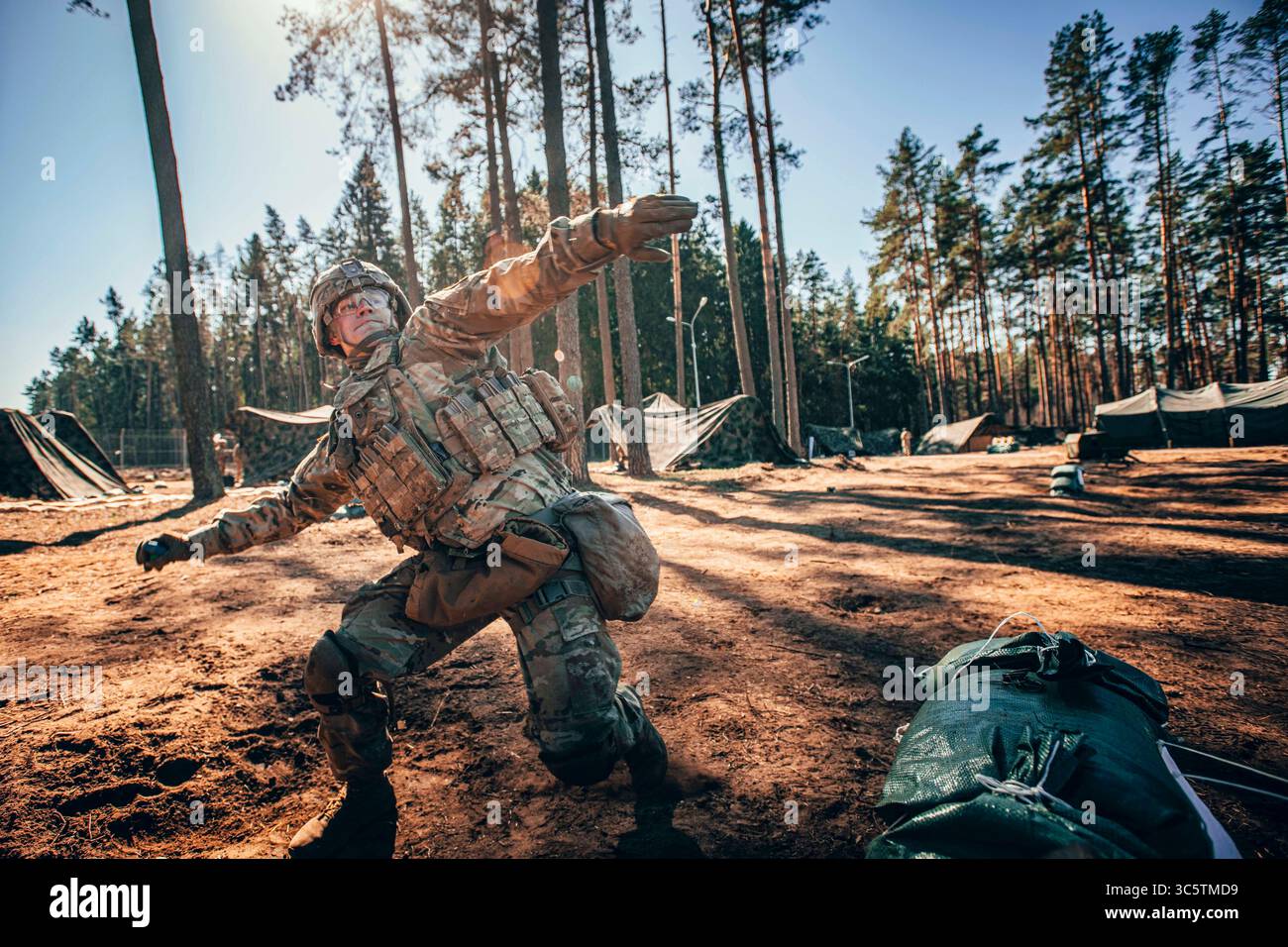 24 mars 2020 - Bemowo Piskie, Pologne - Sgt. Tyler Schellhorn, chef d'équipe d'infanterie, troupe de fer, 3e escadron, 2e régiment de cavalerie, lance une grenade d'entraînement à fragmentation M67 vers une position simulée de combat d'infanterie dans le cadre de la phase d'entraînement pour l'insigne d'infanterie expert et l'insigne de soldat expert à Bemowo Piskie, Pologne, le 24 mars 2020. Les soldats participant à la BEI et à l'ESB sont déployés à l'appui du groupement tactique de présence avancée renforcée de l'OTAN-Pologne. La présence avancée renforcée de l'OTAN se compose de quatre groupements tactiques de la taille d'un bataillon déployés sur un Ro persistant Banque D'Images