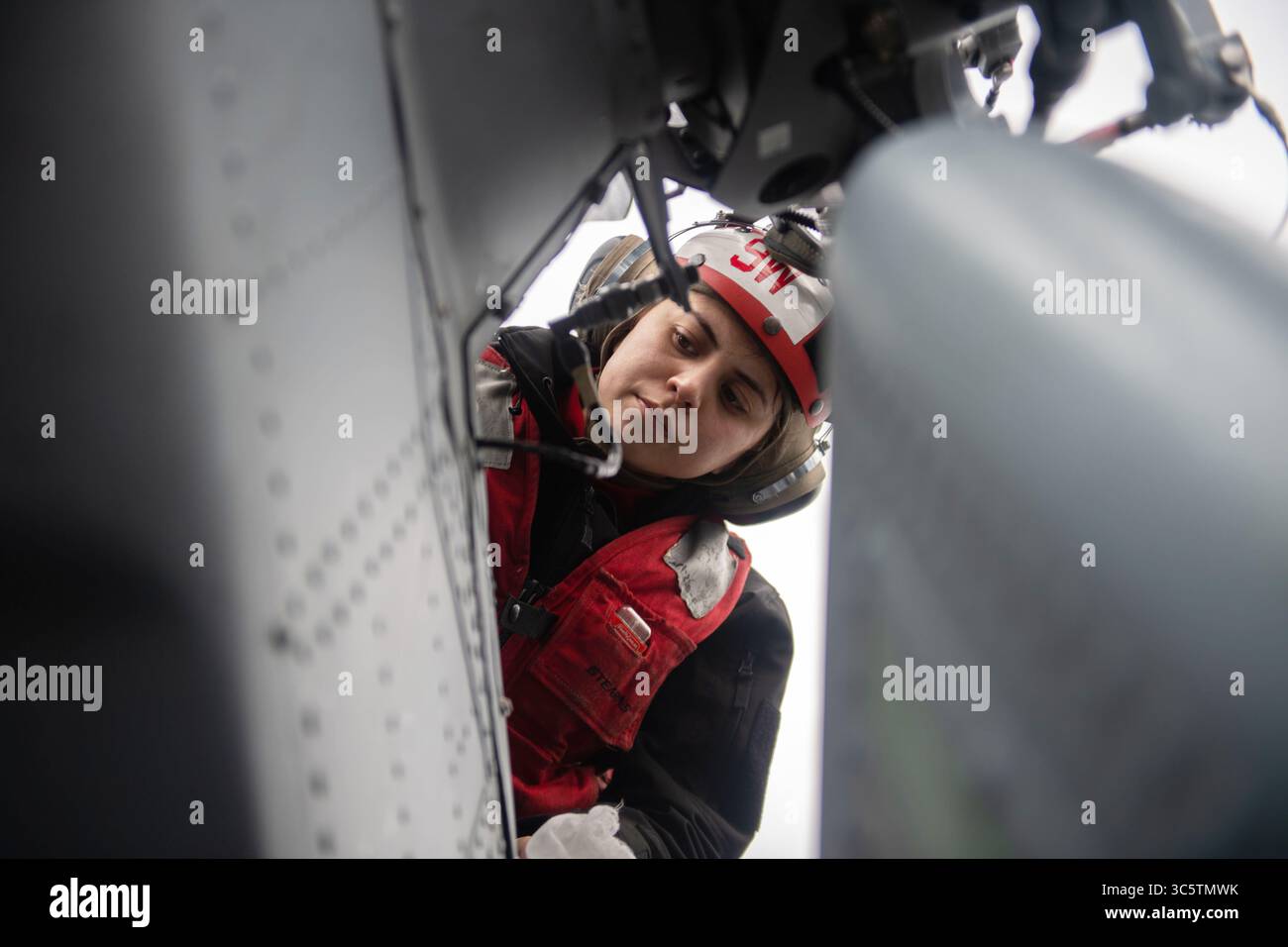 28 mars 2020 - Océan Atlantique, États-Unis - Aviation Ordnanceman 3rd Class Faith Pedroza, de Los Angeles, affecté aux Tridents du Helicopter Sea combat Squadron (HSC) 9, effectue la maintenance standard sur la queue d'un MH-60S Sea Hawk sur le pont d'envol du porte-avions USS Gerald R. Ford (CVN 78) dans l'océan Atlantique, le 22 mars 2020. HSC 9 est actuellement en cours avec le Ford qui soutient les opérations aériennes. (Crédit image : © Rebekah Rinckey/U.S. Navy/ZUMA Wire/ZUMAPRESS.com) Banque D'Images