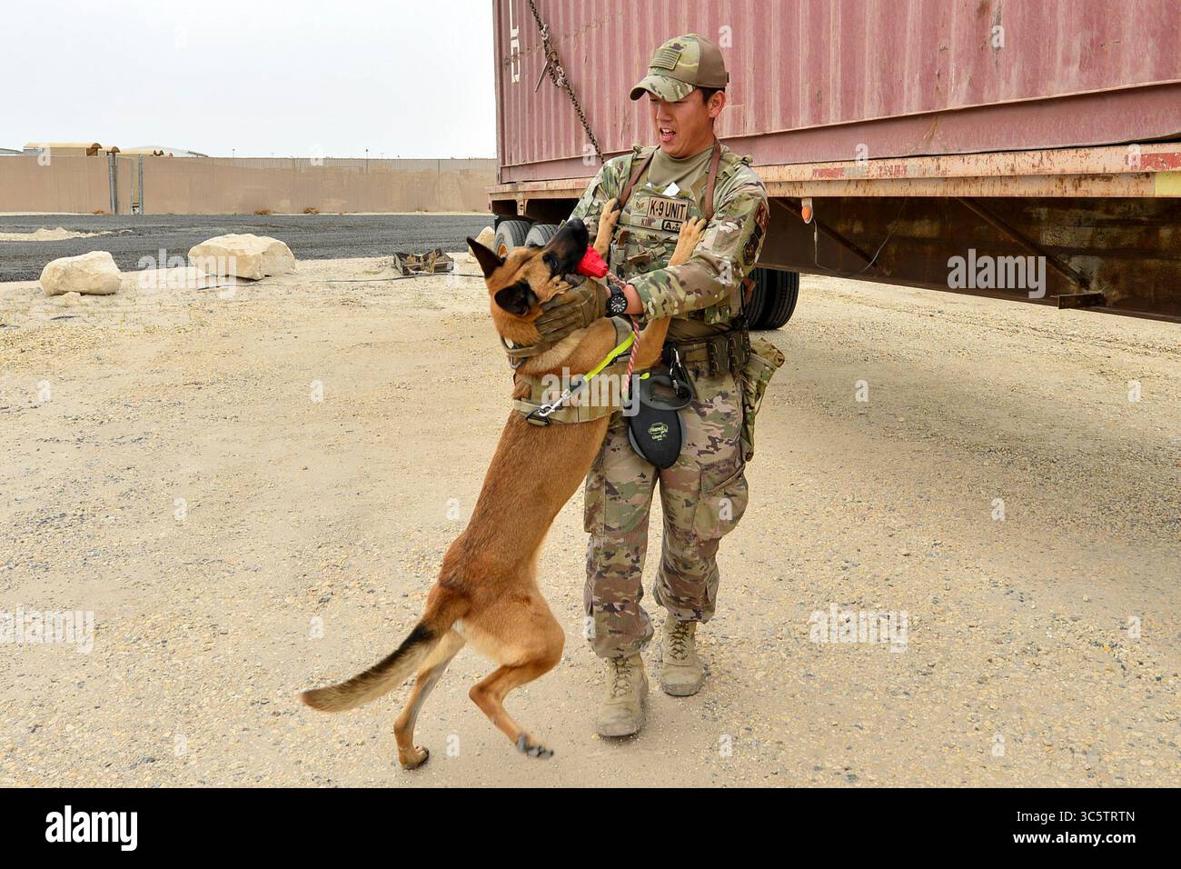 26 mars 2020 - base aérienne d'Ali Al Salem, Koweït - le sergent d'état-major Dennis Kim, 386e escadron des forces expéditionnaires de sécurité, maître-chien militaire de travail, célèbre avec son Néron canin lors d'un exercice d'entraînement à la base aérienne d'Ali Al Salem, Koweït, le 26 mars 2020. L'exercice a été conçu pour reproduire des scénarios réels de fin de journée, d'incendie et de sécurité que le personnel des forces de sécurité peut rencontrer. (Crédit image : © Isaiah Soliz/U.S. Air Force/ZUMA Wire/ZUMAPRESS.com) Banque D'Images
