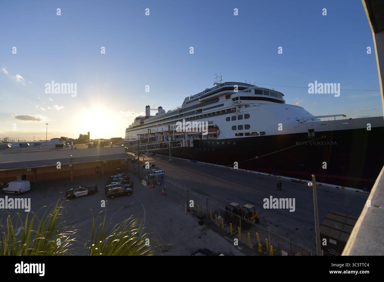 2 avril 2020, Fort Lauderdale, Floride, États-Unis d'Amérique : FORT LAUDERDALE, FL - 02 AVRIL : COVID-19 - deux navires de croisière touchés par le coronavirus le MS Zaandam et le MS Rotterdam ont débarqué à Port everglades Foirda avec des morts et malades à bord après des semaines en mer. MS Zaandam et MS Rotterdam sont des navires de croisière détenus et exploités par Holland America Line, du nom des villes des pays-Bas le 2 avril 2020 à Port Everglades à Fort Lauderdale, Floride. Personnes : (crédit image : © SMG via ZUMA Wire) Banque D'Images