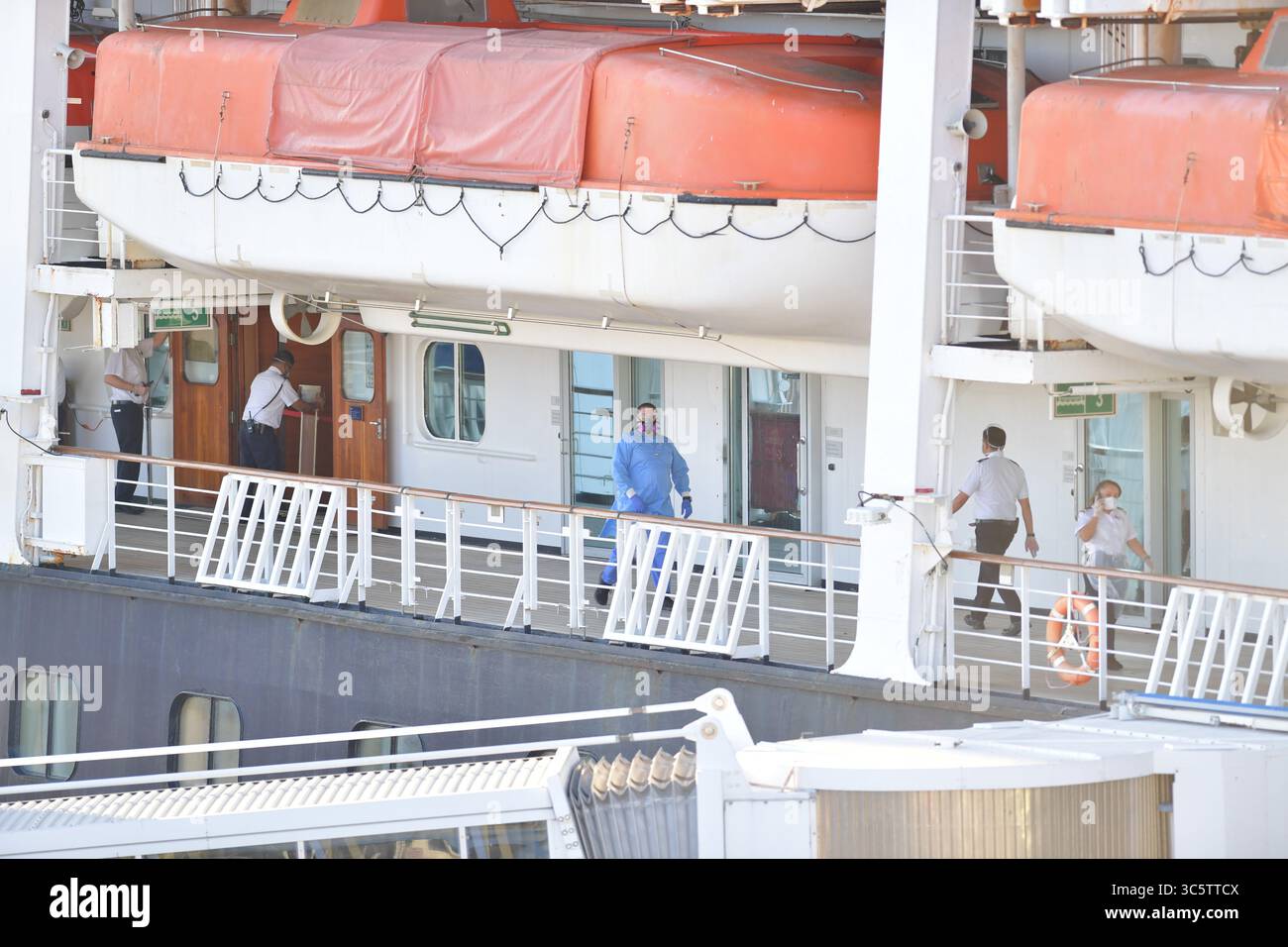 2 avril 2020, Fort Lauderdale, Floride, États-Unis d'Amérique : FORT LAUDERDALE, FL - 02 AVRIL : COVID-19 - deux navires de croisière touchés par le coronavirus le MS Zaandam et le MS Rotterdam ont débarqué à Port everglades Foirda avec des morts et malades à bord après des semaines en mer. MS Zaandam et MS Rotterdam sont des navires de croisière détenus et exploités par Holland America Line, du nom des villes des pays-Bas le 2 avril 2020 à Port Everglades à Fort Lauderdale, Floride. Personnes : (crédit image : © SMG via ZUMA Wire) Banque D'Images