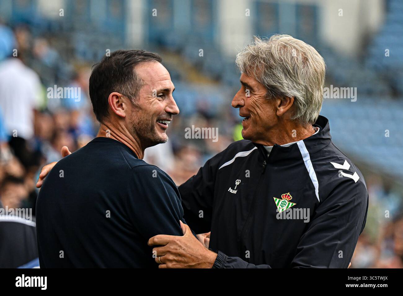 Le manager Manuel Pellegrini (manager Real Betis) et le manager Frank Lampard (manager Coventry City) se saluent avant le match amical de pré-saison entre Coventry City et Real Betis Balompié à la Coventry Building Society Arena, Coventry, le mercredi 30 juillet 2025. (Photo : Kevin Hodgson | mi News) crédit : MI News & Sport /Alamy Live News Banque D'Images