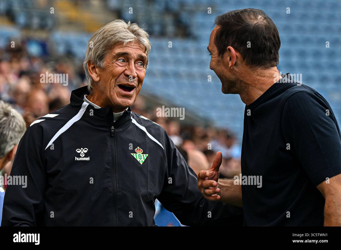 Le manager Frank Lampard (manager de Coventry City) et le manager Manuel Pellegrini (manager Real Betis) discutent après le match amical de pré-saison entre Coventry City et Real Betis Balompié à la Coventry Building Society Arena, Coventry, le mercredi 30 juillet 2025. (Photo : Kevin Hodgson | mi News) crédit : MI News & Sport /Alamy Live News Banque D'Images