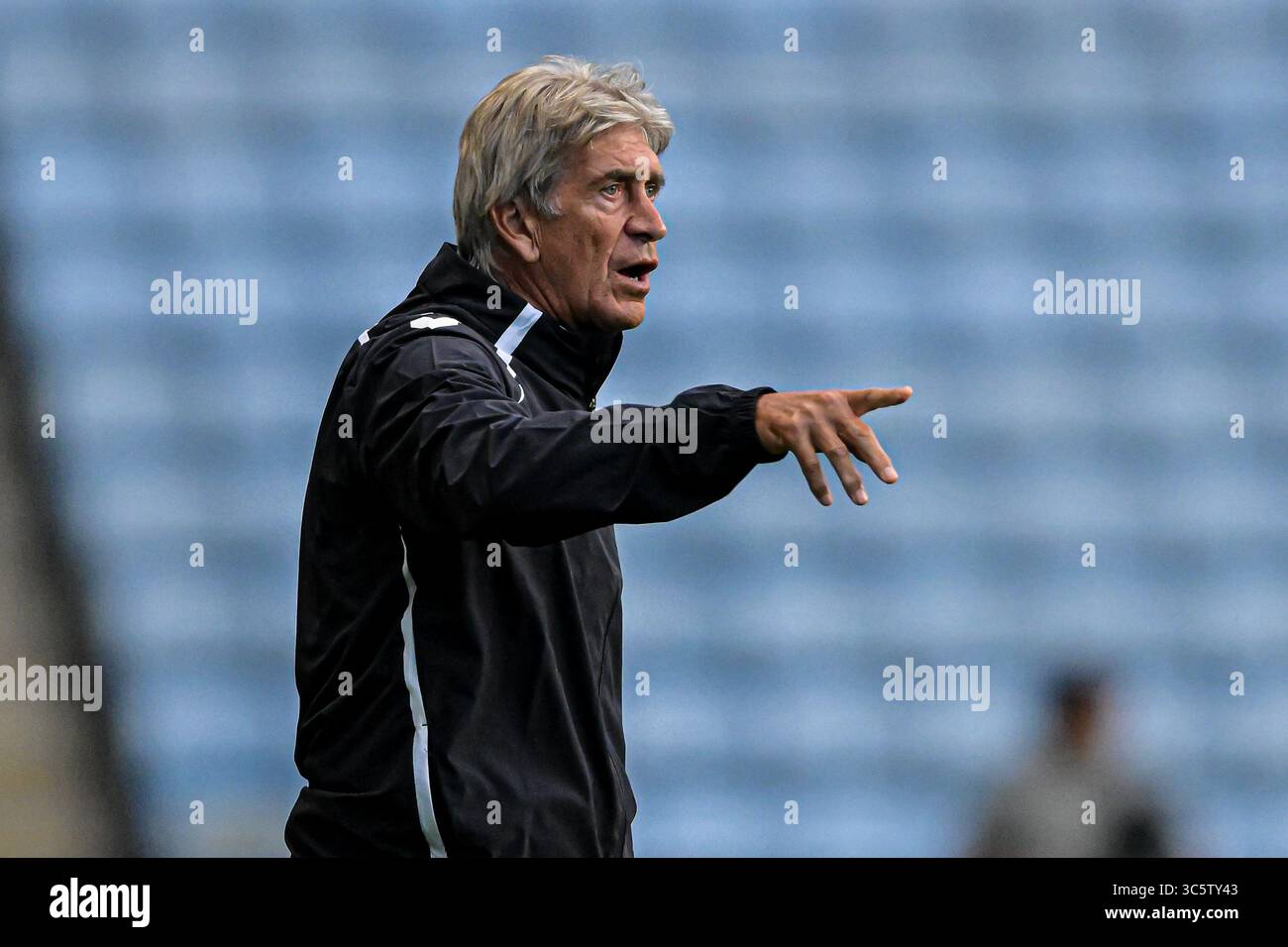 Le manager Manuel Pellegrini ( manager Real Betis) fait des gestes lors du match amical de pré-saison entre Coventry City et Real Betis Balompié à la Coventry Building Society Arena, Coventry, le mercredi 30 juillet 2025. (Photo : Kevin Hodgson | mi News) crédit : MI News & Sport /Alamy Live News Banque D'Images