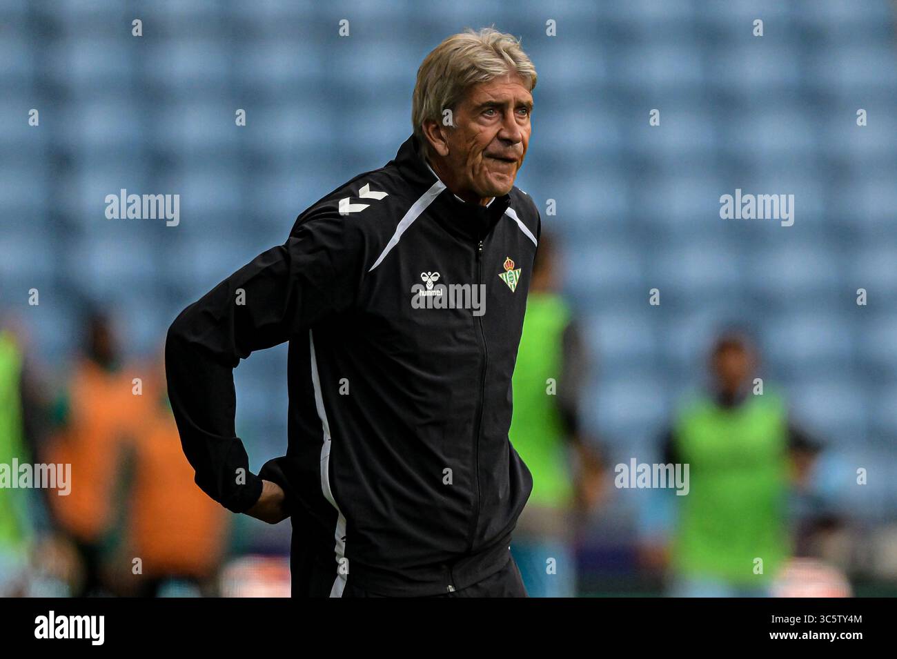 Le manager Manuel Pellegrini (manager Real Betis) regarde lors du match amical de pré-saison entre Coventry City et Real Betis Balompié à la Coventry Building Society Arena, Coventry le mercredi 30 juillet 2025. (Photo : Kevin Hodgson | mi News) crédit : MI News & Sport /Alamy Live News Banque D'Images