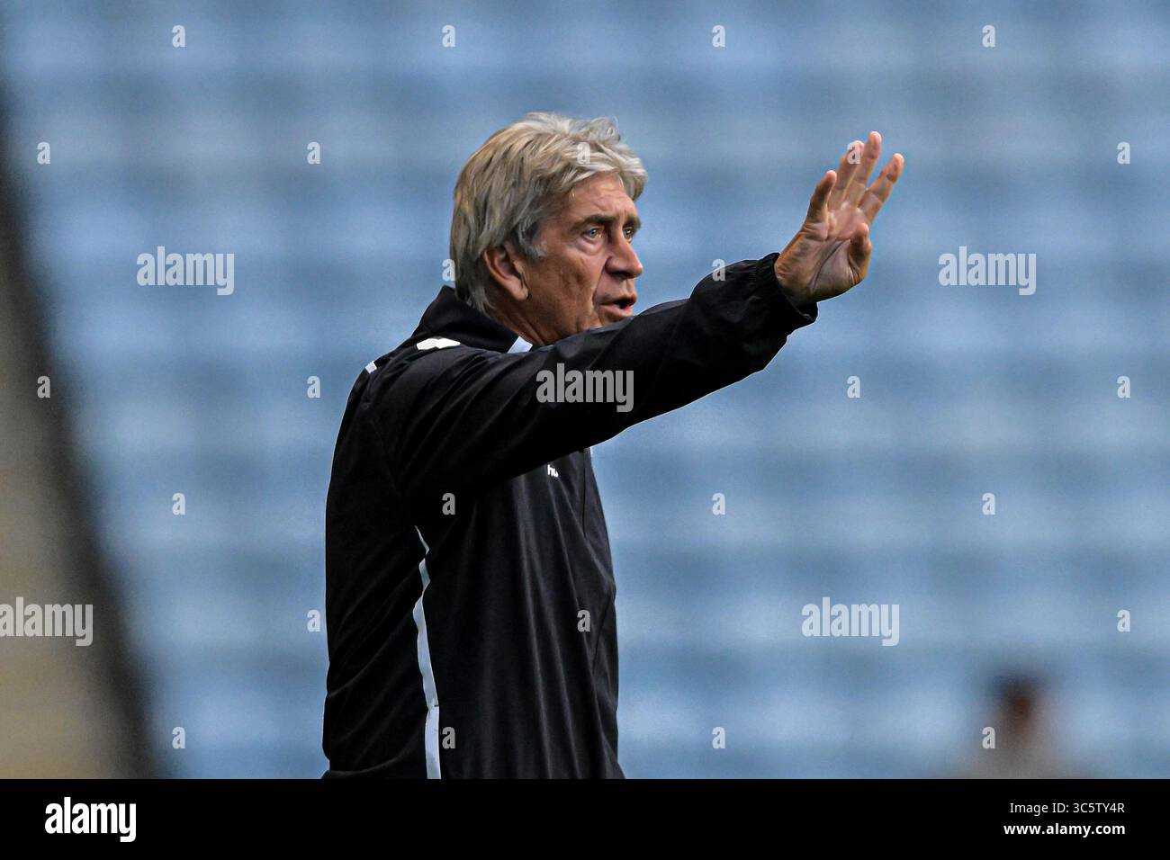 Le manager Manuel Pellegrini ( manager Real Betis) fait des gestes lors du match amical de pré-saison entre Coventry City et Real Betis Balompié à la Coventry Building Society Arena, Coventry, le mercredi 30 juillet 2025. (Photo : Kevin Hodgson | mi News) crédit : MI News & Sport /Alamy Live News Banque D'Images