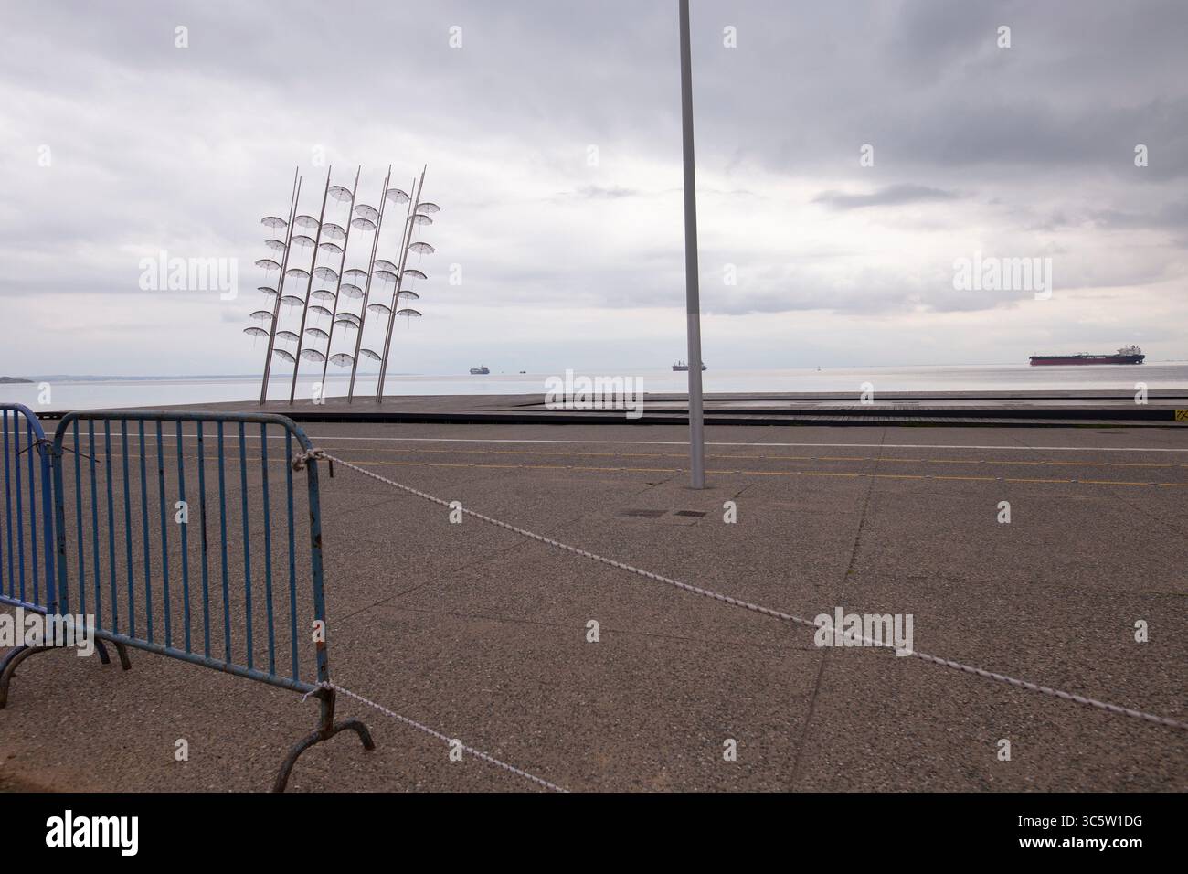 3 avril 2020 - Thessalonique, Macédoine centrale, Grèce - les parapluies G.Zongolopoulos après la restriction d'accès pour les citoyens à la promenade du front de mer de Thessalonique. Mardi 31 mars, il a été annoncé une restriction à la circulation des citoyens sur la promenade du front de mer, à Thessalonique, une autre décision contre la propagation du COVID-19 en Grèce. La Grèce en est au 13ème jour du confinement national, alors que le nombre de cas confirmés a atteint 1,613, avec 67 décès et 53 guéris. (Crédit image : © Achilleas Chiras/ZUMA Wire/ZUMAPRESS.com) Banque D'Images