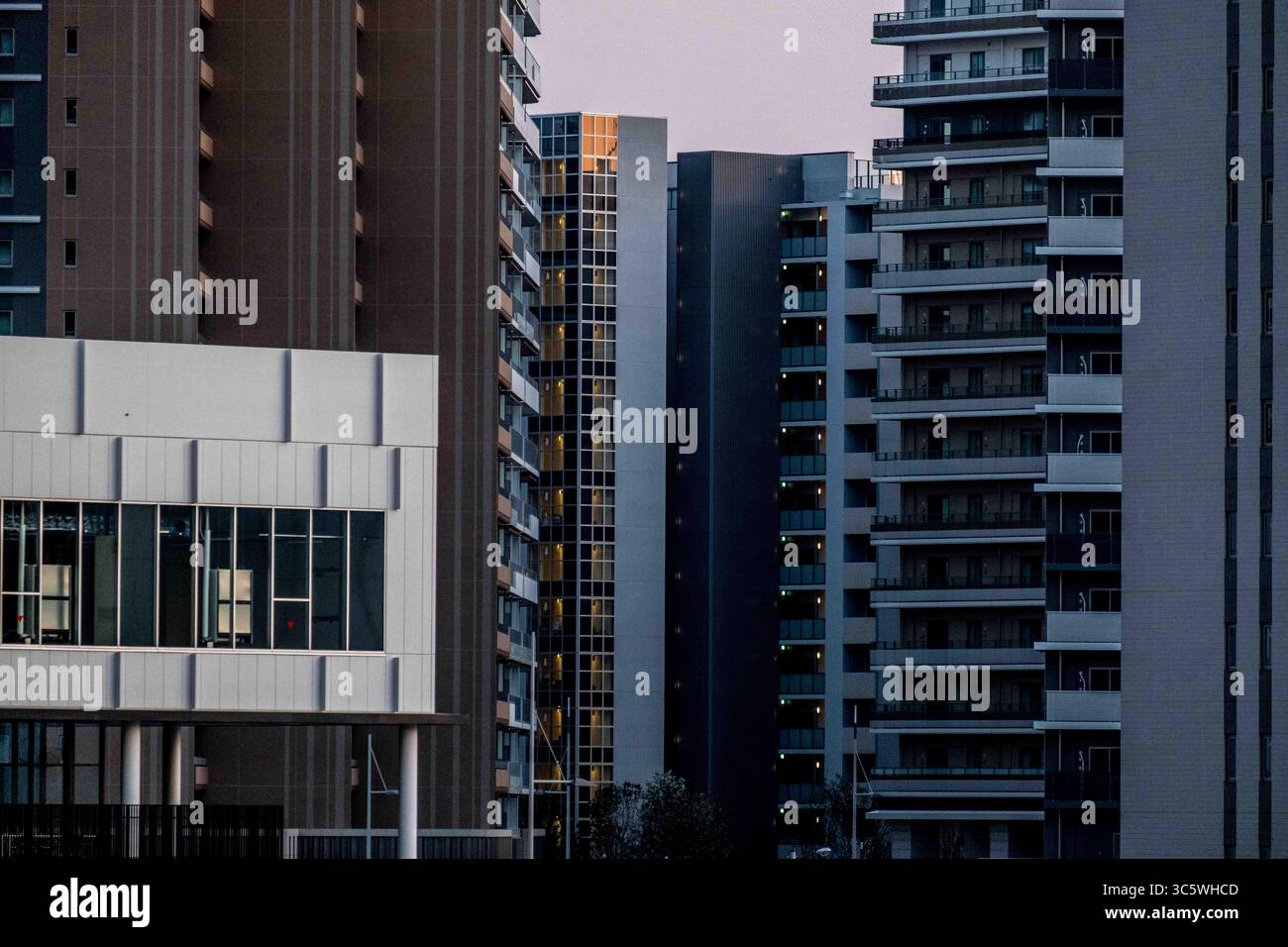 7 avril 2020, Tokyo, Japon : vue générale du village olympique, construit à dessein pour accueillir les athlètes participant aux Jeux olympiques de Tokyo 2020. Alors que les Jeux olympiques ont été retardés d’un an et que le coronavirus COVID-19 continue de se propager au Japon, le gouvernement a annoncé que le village olympique pourrait être utilisé pour accueillir des patients COVID-19 qui présentent des symptômes légers afin de libérer des lits d’hôpital pour ceux qui ont besoin d’un traitement intensif. (Crédit image : © Viola Kam/SOPA images via ZUMA Wire) Banque D'Images