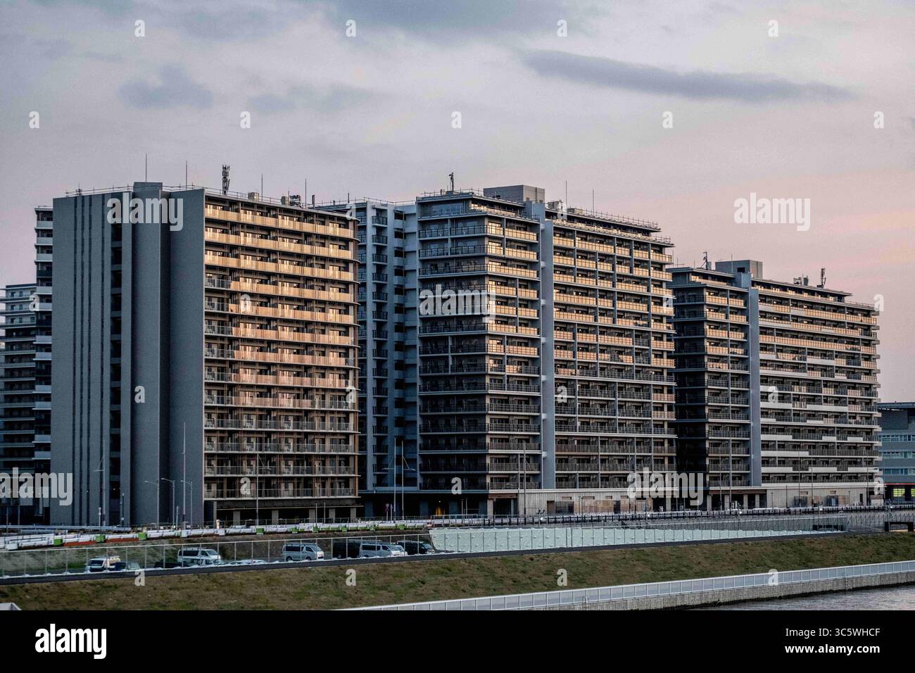 7 avril 2020, Tokyo, Japon : vue générale du village olympique, construit à dessein pour accueillir les athlètes participant aux Jeux olympiques de Tokyo 2020. Alors que les Jeux olympiques ont été retardés d’un an et que le coronavirus COVID-19 continue de se propager au Japon, le gouvernement a annoncé que le village olympique pourrait être utilisé pour accueillir des patients COVID-19 qui présentent des symptômes légers afin de libérer des lits d’hôpital pour ceux qui ont besoin d’un traitement intensif. (Crédit image : © Viola Kam/SOPA images via ZUMA Wire) Banque D'Images