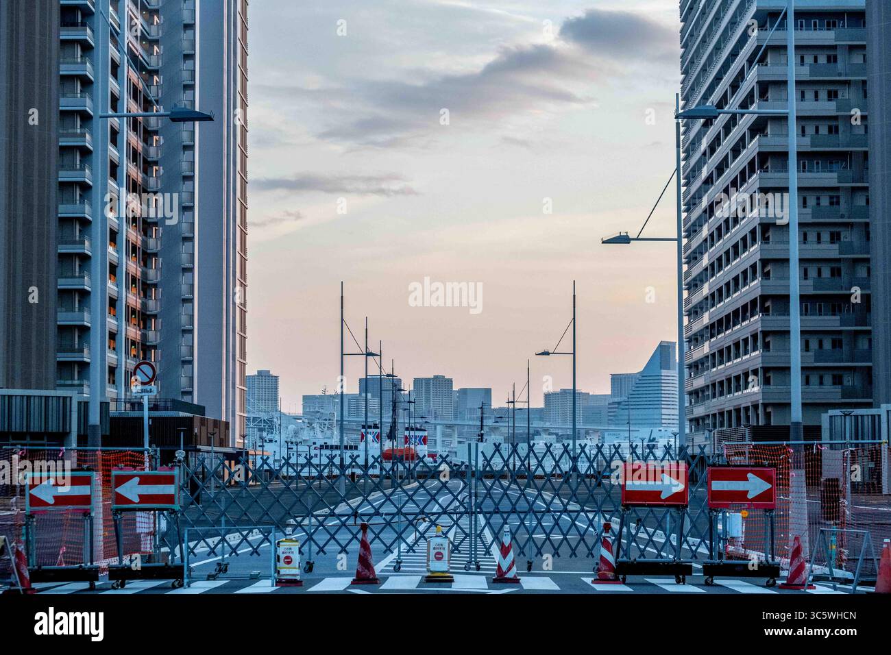 7 avril 2020, Tokyo, Japon : vue générale du village olympique, construit à dessein pour accueillir les athlètes participant aux Jeux olympiques de Tokyo 2020. Alors que les Jeux olympiques ont été retardés d’un an et que le coronavirus COVID-19 continue de se propager au Japon, le gouvernement a annoncé que le village olympique pourrait être utilisé pour accueillir des patients COVID-19 qui présentent des symptômes légers afin de libérer des lits d’hôpital pour ceux qui ont besoin d’un traitement intensif. (Crédit image : © Viola Kam/SOPA images via ZUMA Wire) Banque D'Images