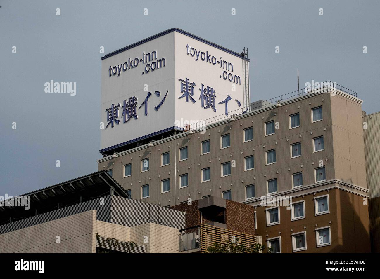 7 avril 2020, Tokyo, Japon : vue générale de l’hôtel Tokyo Inn qui est actuellement utilisé pour accueillir les patients atteints de coronavirus COVID-19 présentant des symptômes légers..L’hôtel Tokyo Inn est utilisé pour accueillir les patients atteints de coronavirus COVID-19 présentant des symptômes légers afin de libérer des lits d’hôpital pour ceux qui ont besoin de soins intensifs. (Crédit image : © Viola Kam/SOPA images via ZUMA Wire) Banque D'Images