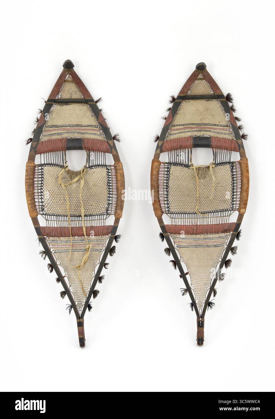 Chaussures de neige indigènes vintage, en bois, tendon, peau, touffe de laine, peinture. Fin du XIXe siècle, Canada colonial. Indigène : Anishinaabe ; Cris de l'Ouest Banque D'Images
