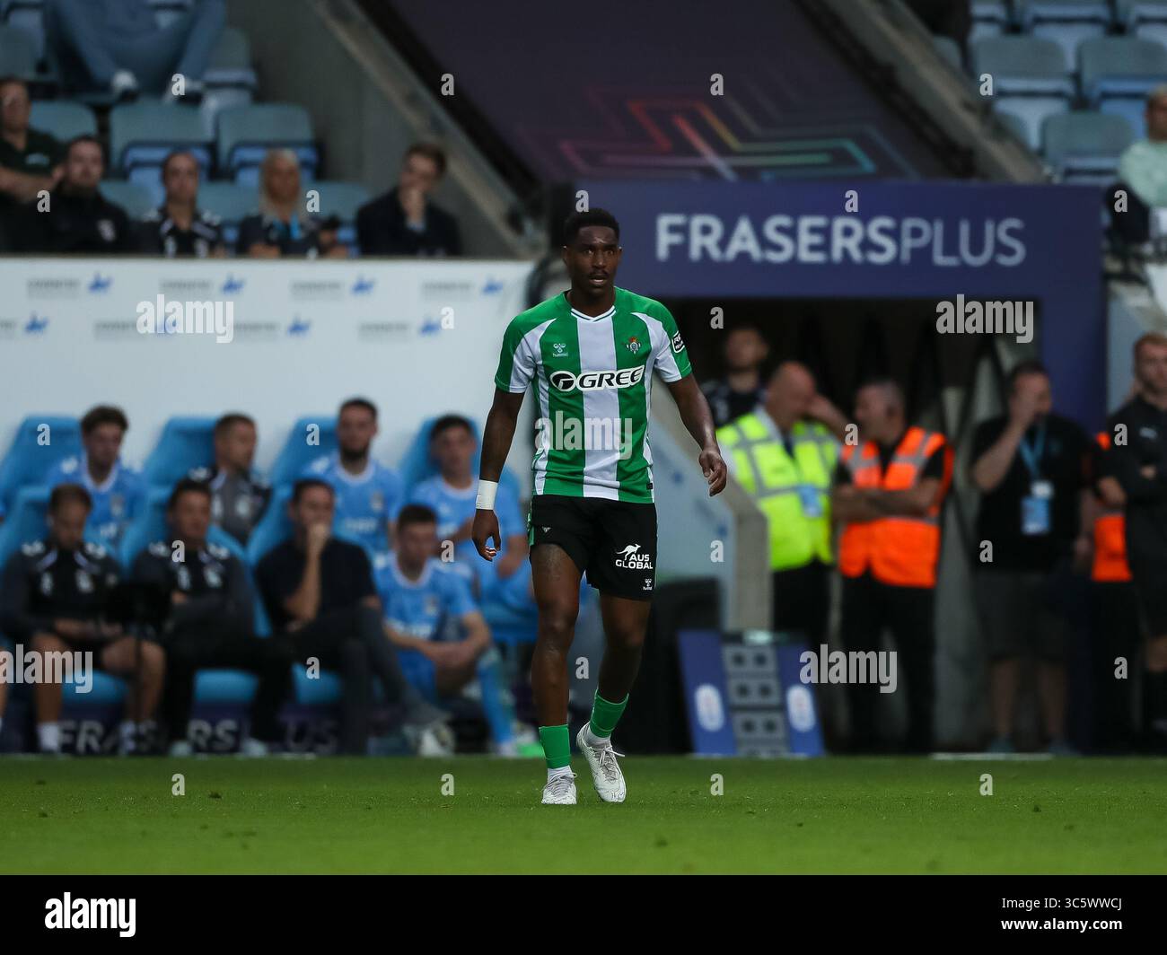 Coventry, Royaume-Uni. 30 juillet 2025. Junior Firpo de Real Betis lors du match entre Coventry City et Real Betis dans un amical de pré-saison à la CBS Arena. Crédit : Mitch Davidson/Alamy Live News Banque D'Images