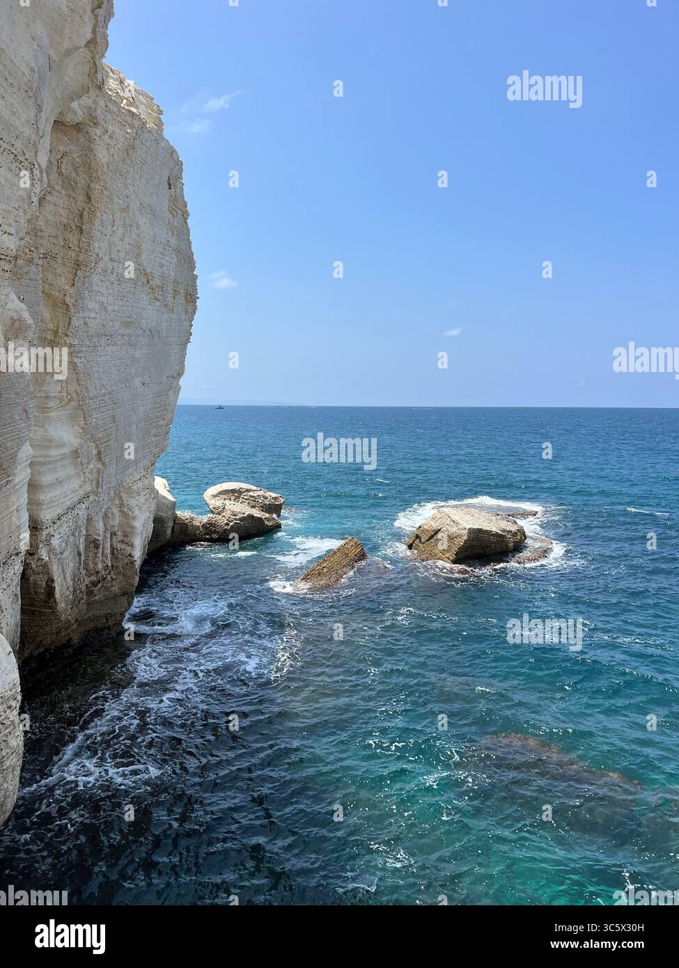 Falaises blanches de Rosh HaNikra et mer Méditerranée, Israël. Les roches calcaires ensoleillées, les eaux turquoises et les vagues qui s'écrasent créent une terre côtière spectaculaire - Image de stock capturée avec un smartphone