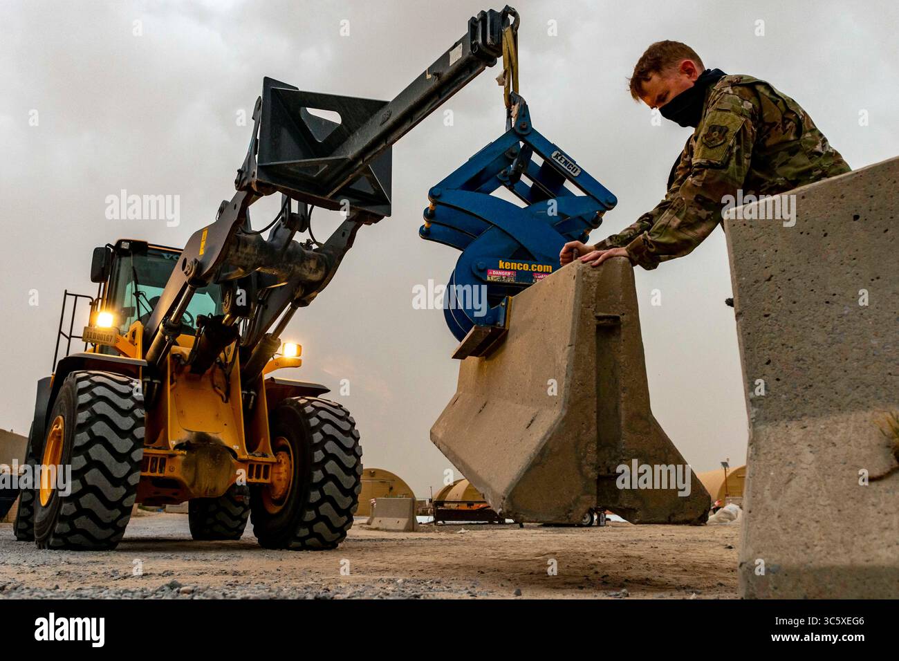 7 avril 2020 - base aérienne d'Ali Al Salem, Koweït - des opérateurs d'équipement lourd affectés au 386e escadron expéditionnaire du génie civil mettent en place des barrières à la base aérienne d'Ali Al Salem, Koweït, le 7 avril 2020. Les aviateurs de la 386th Air Expeditionary Wing continuent d'exécuter la mission tout en respectant les dernières lignes directrices du DoD en matière de protection de la santé. (Crédit image : © Janae Capuno/U.S. Air Force/ZUMA Wire/ZUMAPRESS.com) Banque D'Images