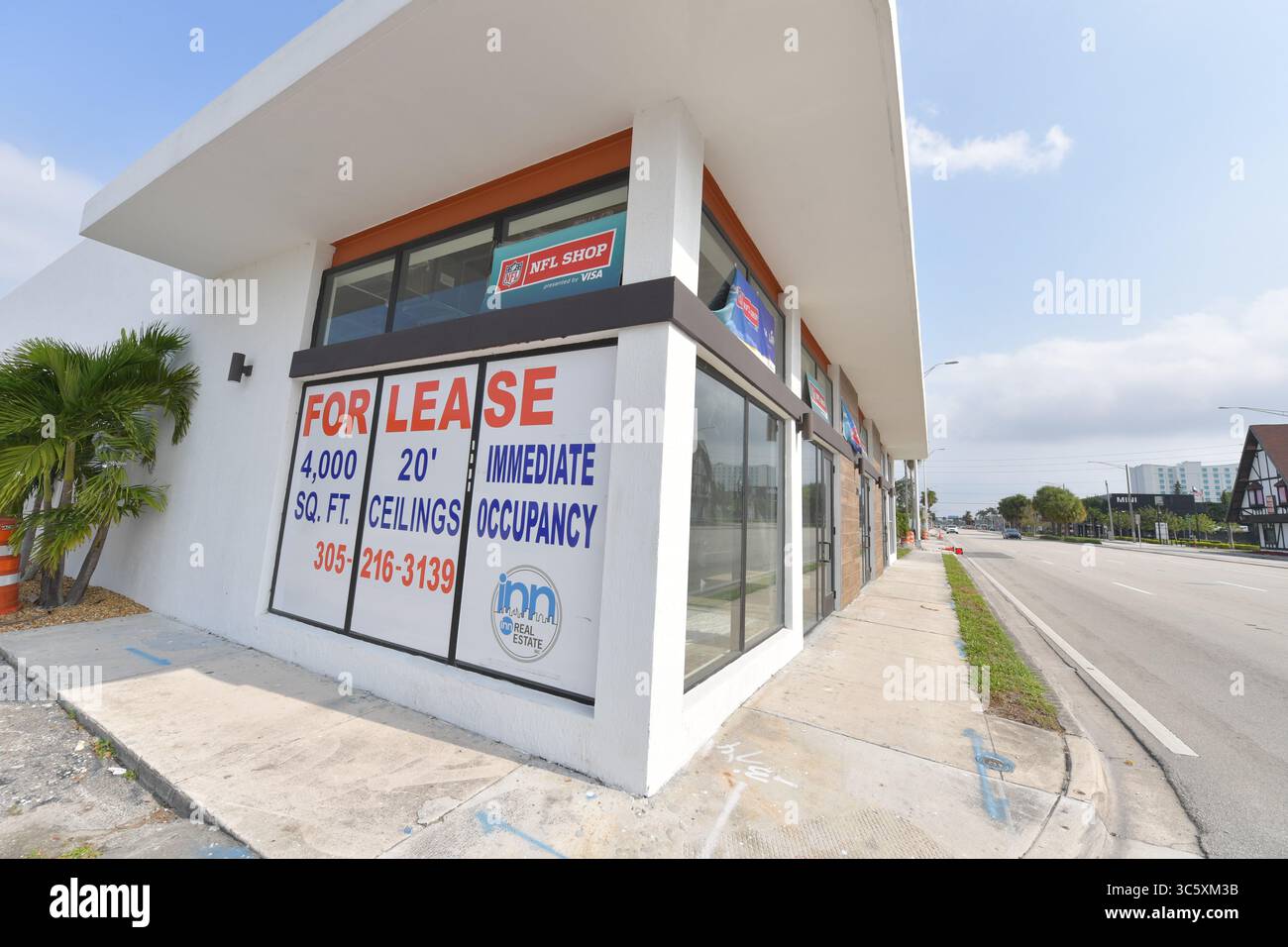 12 avril 2020, Fort Lauderdale, Floride, États-Unis d'Amérique : FORT LAUDERDALE, FLORIDE - 12 AVRIL : fermeture du magasin NFL après l'annulation de la saison 2020 de la NFL le 12 avril 2020 à Fort Lauderdale, Floride..personnes : magasin NFL (crédit image : © SMG via ZUMA Wire) Banque D'Images