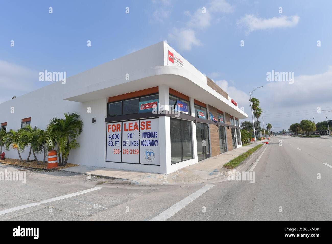 12 avril 2020, Fort Lauderdale, Floride, États-Unis d'Amérique : FORT LAUDERDALE, FLORIDE - 12 AVRIL : fermeture du magasin NFL après l'annulation de la saison 2020 de la NFL le 12 avril 2020 à Fort Lauderdale, Floride..personnes : magasin NFL (crédit image : © SMG via ZUMA Wire) Banque D'Images