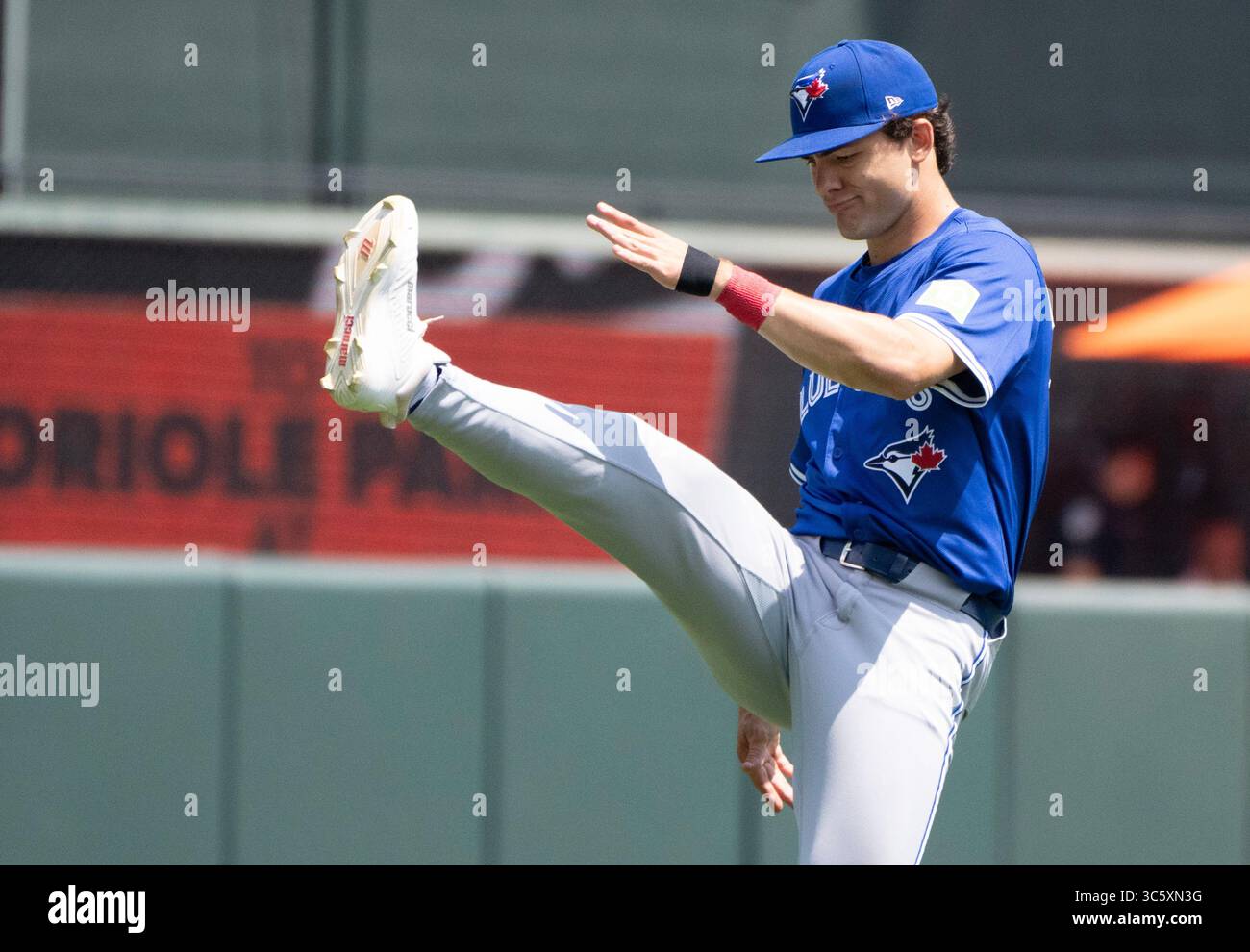Baltimore, États-Unis. 30 juillet 2025. BALTIMORE, MD - JUILLET 30 : Bo Bichette (11 ans) des Blue Jays de Toronto se réchauffe avant un match de la MLB entre les Orioles de Baltimore et les Blue Jays de Toronto, le 30 juillet 2025, à Oriole Park à Camden Yards, à Baltimore, Maryland. (Photo de Tony Quinn/SipaUSA) crédit : Sipa US/Alamy Live News Banque D'Images