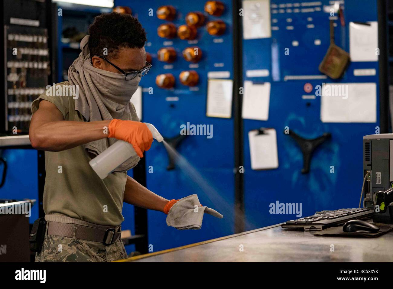 9 avril 2020 - joint base Langley-Eustis, Virginie, États-Unis - Arias Jackson, aviateur senior de l'US Air Force, technicien de la section de soutien du 1st Aircraft maintenance Squadron, assainit son espace de travail tout en portant un masque improvisé à joint base Langley-Eustis, Virginie, le 8 avril 2020. La 1st Fighter Wing continue de voler et de s’entraîner tout en mettant en œuvre des pratiques strictes de distanciation sociale et d’assainissement, conformément à l’installation Health protection condition Measures, pour lutter contre la propagation du COVID-19. (Crédit image : © U.S. Air Force/ZUMA Wire/ZUMAPRESS.com) Banque D'Images