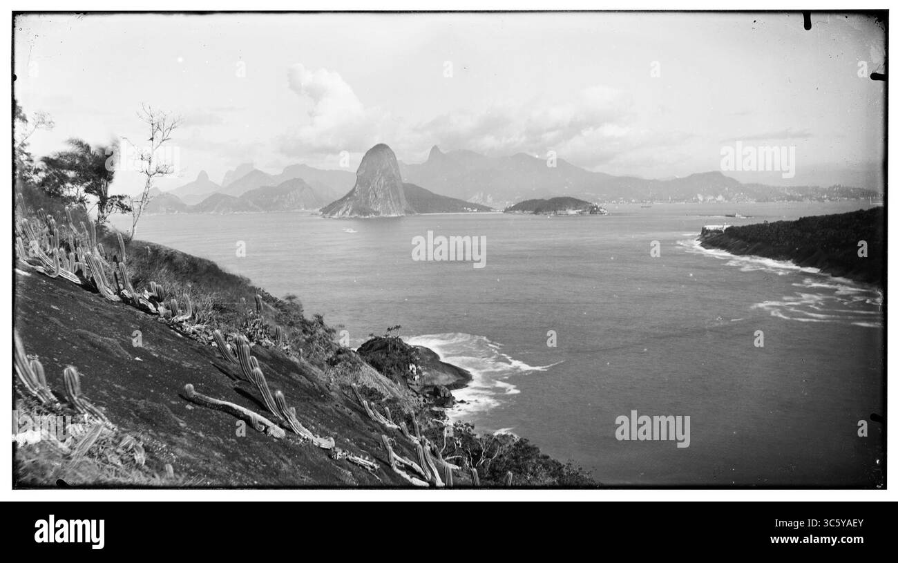 Morro do Pão de Açucar ; tomado da Estrada do forte Imbuí (0072137cx016-03). Banque D'Images