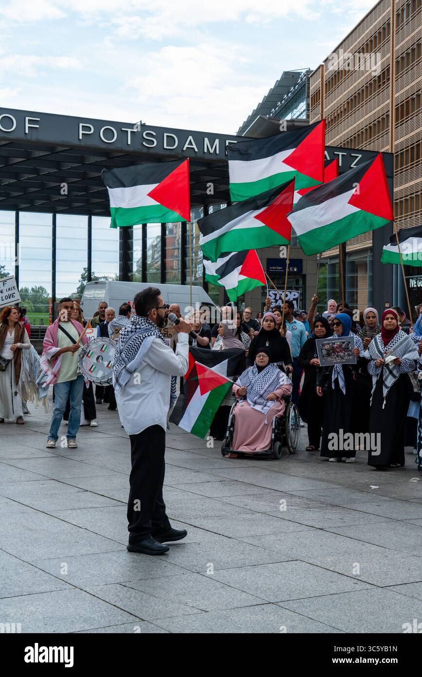 Berlin Allemagne 30 juillet 2025 : une manifestation pro-palestinienne appelle à la fin de la guerre et attire l'attention sur la famine à Gaza. Banque D'Images