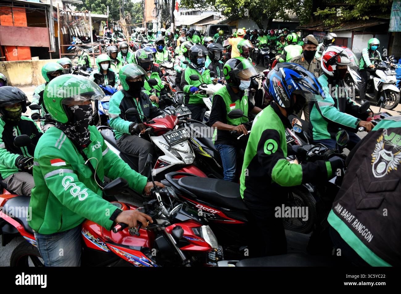 5 septembre 2019, Cipayung, Jakarta, Indonésie : les chauffeurs de moto-taxi en ligne sont prêts à faire la queue pour obtenir des provisions de bénévoles dans la région de Cipayung, Jakarta, le 18 avril 2020. Pas moins de 200 colis alimentaires ont été distribués en ligne aux chauffeurs de motos-taxis, car depuis que la co-pandémie a eu lieu en Indonésie, leurs revenus ont diminué. Depuis les nombreuses commandes précédentes pour le transport, les utilisateurs utilisent maintenant des chauffeurs pour commander de la nourriture, magasiner pour les nécessités quotidiennes ou livrer des marchandises. (Crédit image : © Dasril Roszandi/ZUMA Wire) Banque D'Images