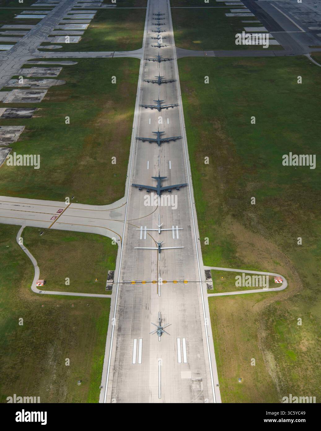 13 avril 2020 - Andersen Air Force base, Guam - Un USS.MH-60S KnightHawk, Air Force RQ-4 Global Hawk, Navy MQ-4C Triton, cinq Stratofortresses B-52 et six KC-135 Stratotankers stationnés à Andersen Air Force base, Guam, effectuent une marche à éléphant le 13 avril 2020. Le défilé d'avions met en évidence la disponibilité et la capacité de la 36e Escadre à générer de la puissance aérienne de combat à un moment donné pour assurer la stabilité régionale dans toute la zone de responsabilité Indo-Pacifique. (Image de crédit : © Michael Murphy/U.S. Air Force/ZUMA Wire/ZUMAPRESS.com) Banque D'Images