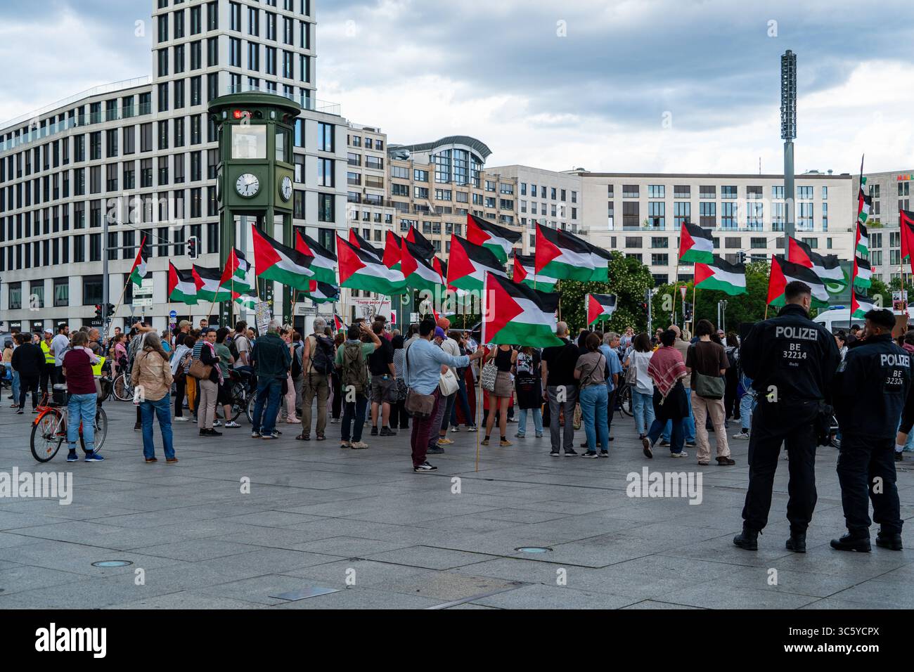 Berlin Allemagne 30 juillet 2025 : une manifestation pro-palestinienne appelle à la fin de la guerre et attire l'attention sur la famine à Gaza. Banque D'Images