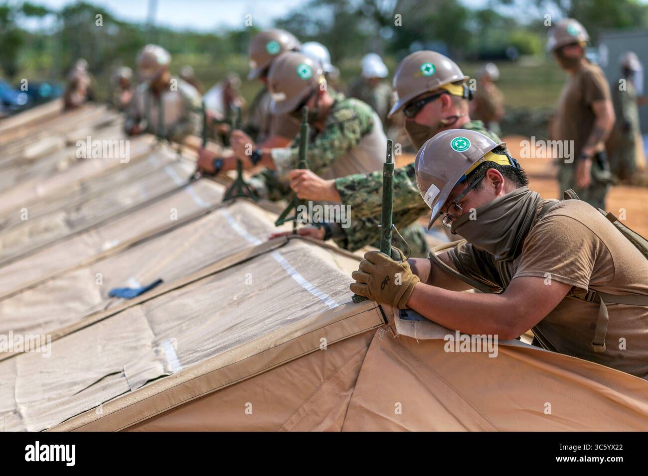 20 avril 2020 - Guam - des marins affectés à la Task Force 75,5 assemblent une tente pendant la construction d'une installation médicale expéditionnaire de 150 lits à bord de la base navale de Guam. La FEM fournira des capacités médicales élargies à l'appui de la réponse du DoD au COVID-19 et permettra aux forces d'être posturées pour soutenir Guam et la région si une mission d'appui à la défense des autorités civiles est demandée. (Crédit image : © U.S. Navy/ZUMA Wire/ZUMAPRESS.com) Banque D'Images