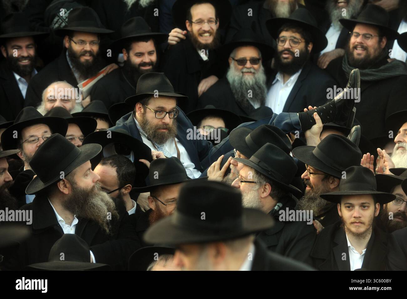 31 décembre 2008, Manhattan, New York, États-Unis d'Amérique : NEW YORK, NY - NOVEMBRE 27 : des milliers de rabbins hassidiques barbus, vêtus de vêtements hassidiques traditionnels, s'alignent devant leur siège mondial pour leur 'photo de classe' devant le siège mondial de Chabad-Lubavitch, 770 Eastern Pkwy, Brooklyn le 27 novembre 2016 à New York City. Personnes : Chabad-Lubavitch. (Crédit image : © SMG via ZUMA Wire) Banque D'Images