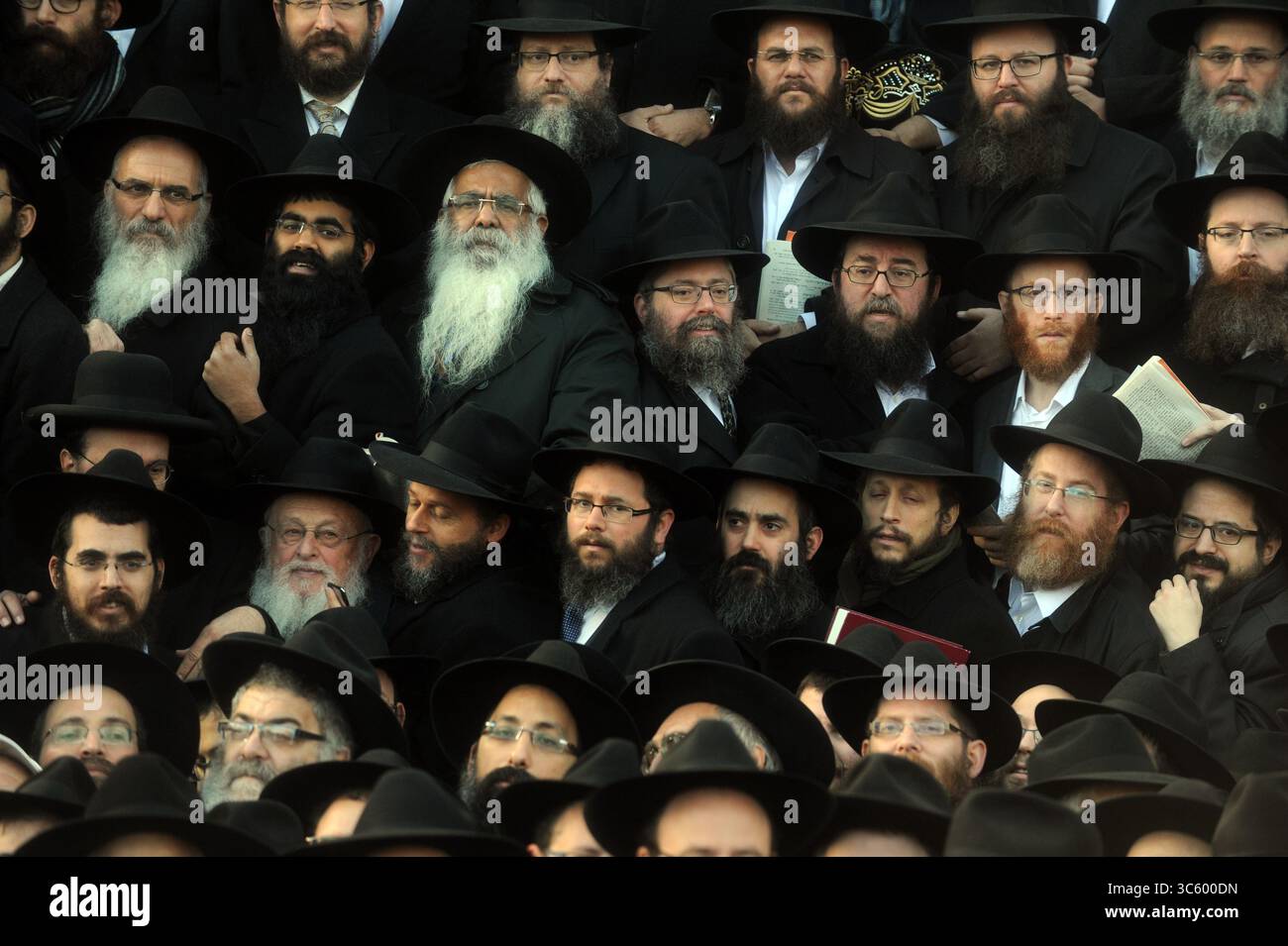 31 décembre 2008, Manhattan, New York, États-Unis d'Amérique : NEW YORK, NY - NOVEMBRE 27 : des milliers de rabbins hassidiques barbus, vêtus de vêtements hassidiques traditionnels, s'alignent devant leur siège mondial pour leur 'photo de classe' devant le siège mondial de Chabad-Lubavitch, 770 Eastern Pkwy, Brooklyn le 27 novembre 2016 à New York City. Personnes : Chabad-Lubavitch. (Crédit image : © SMG via ZUMA Wire) Banque D'Images