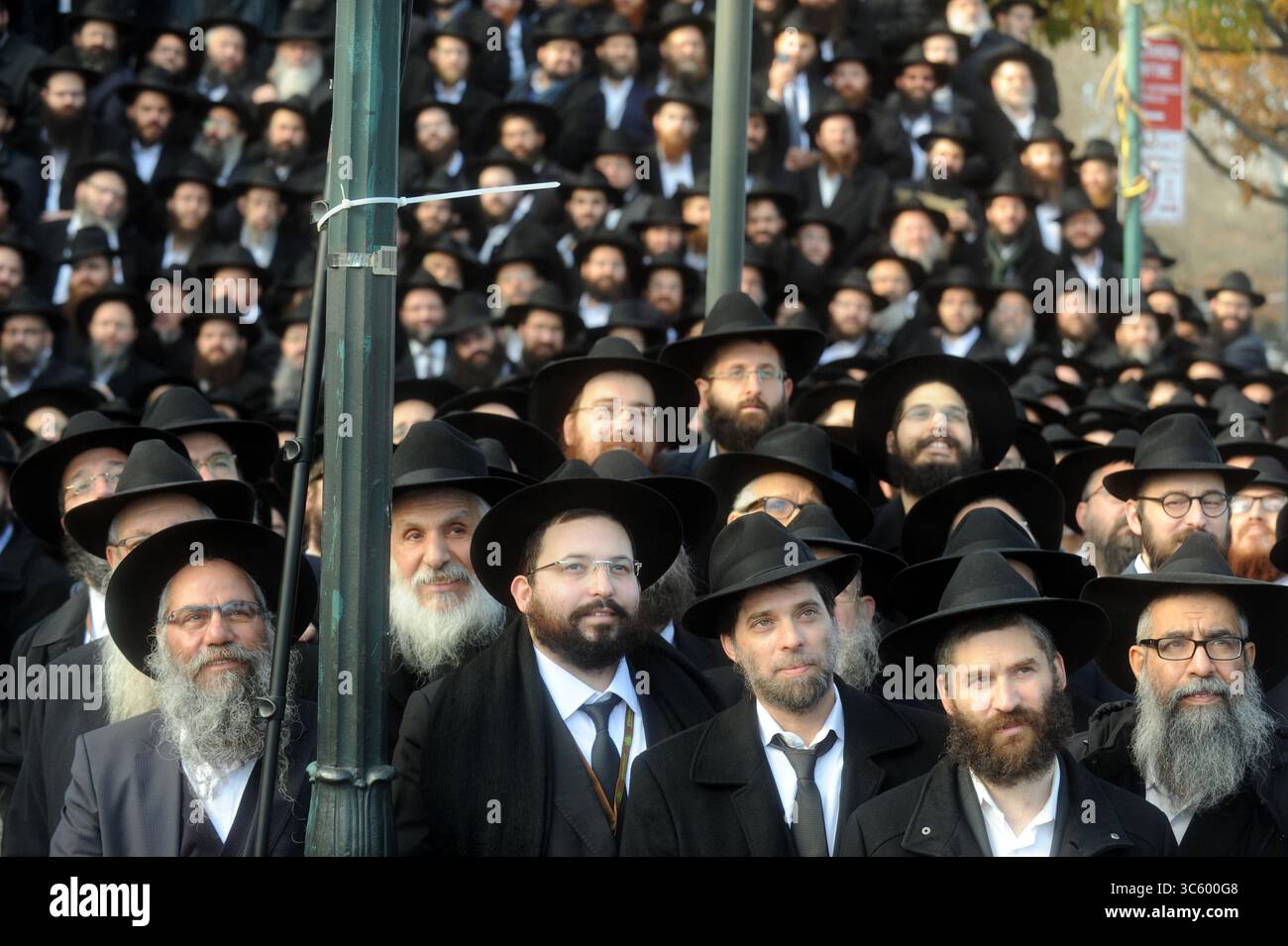 31 décembre 2008, Manhattan, New York, États-Unis d'Amérique : NEW YORK, NY - NOVEMBRE 27 : des milliers de rabbins hassidiques barbus, vêtus de vêtements hassidiques traditionnels, s'alignent devant leur siège mondial pour leur 'photo de classe' devant le siège mondial de Chabad-Lubavitch, 770 Eastern Pkwy, Brooklyn le 27 novembre 2016 à New York City. Personnes : Chabad-Lubavitch. (Crédit image : © SMG via ZUMA Wire) Banque D'Images