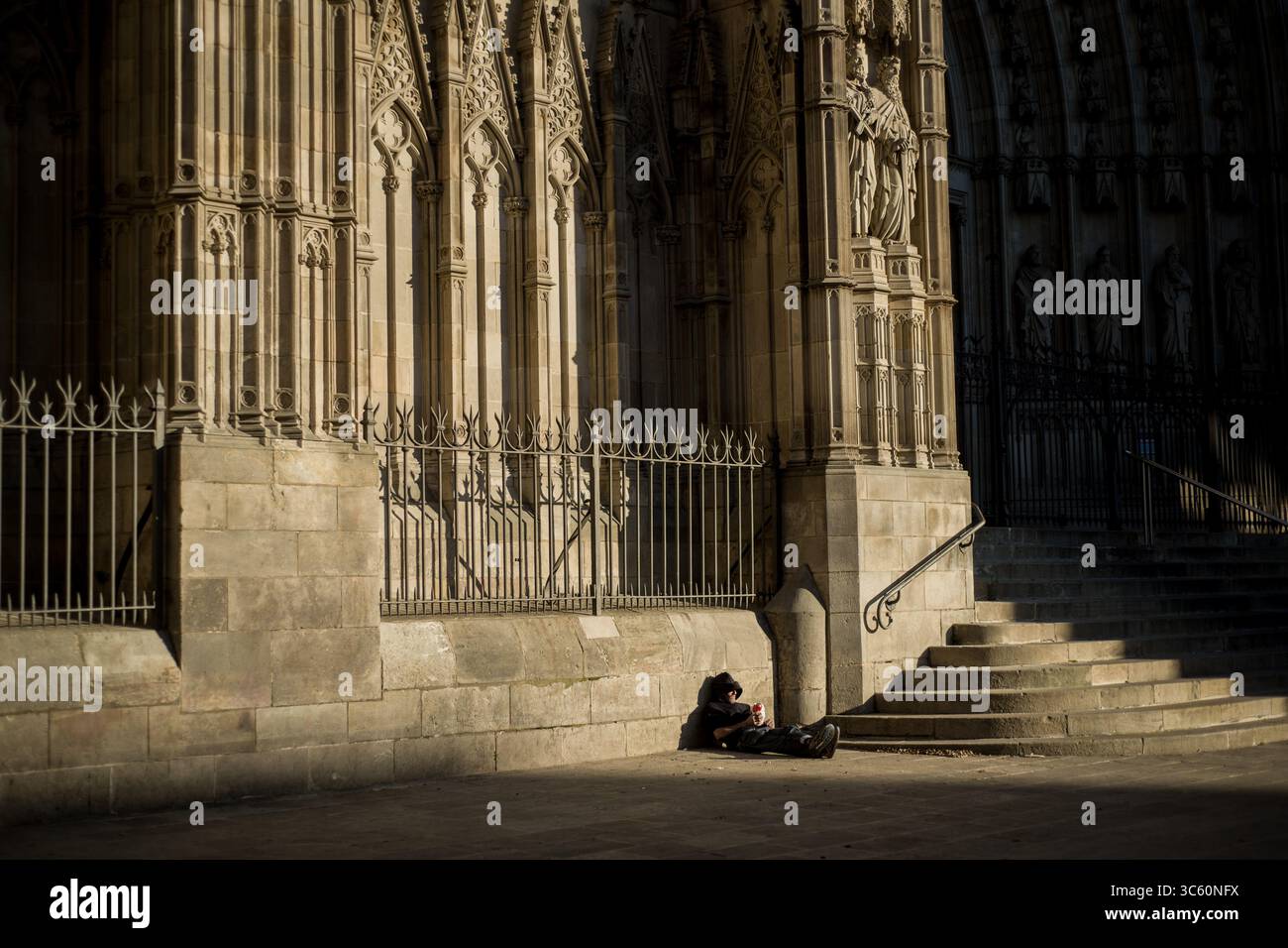 28 avril 2020, Barcelone, Catalogne, Espagne : un homme se repose près de l'entrée principale de la cathédrale de Barcelone. Le premier ministre de Spainâ€™ a annoncé des mesures de désescalade du confinement du coronavirus qui dureront de six à huit semaines. (Crédit image : © Jordi Boixareu/ZUMA Wire) Banque D'Images