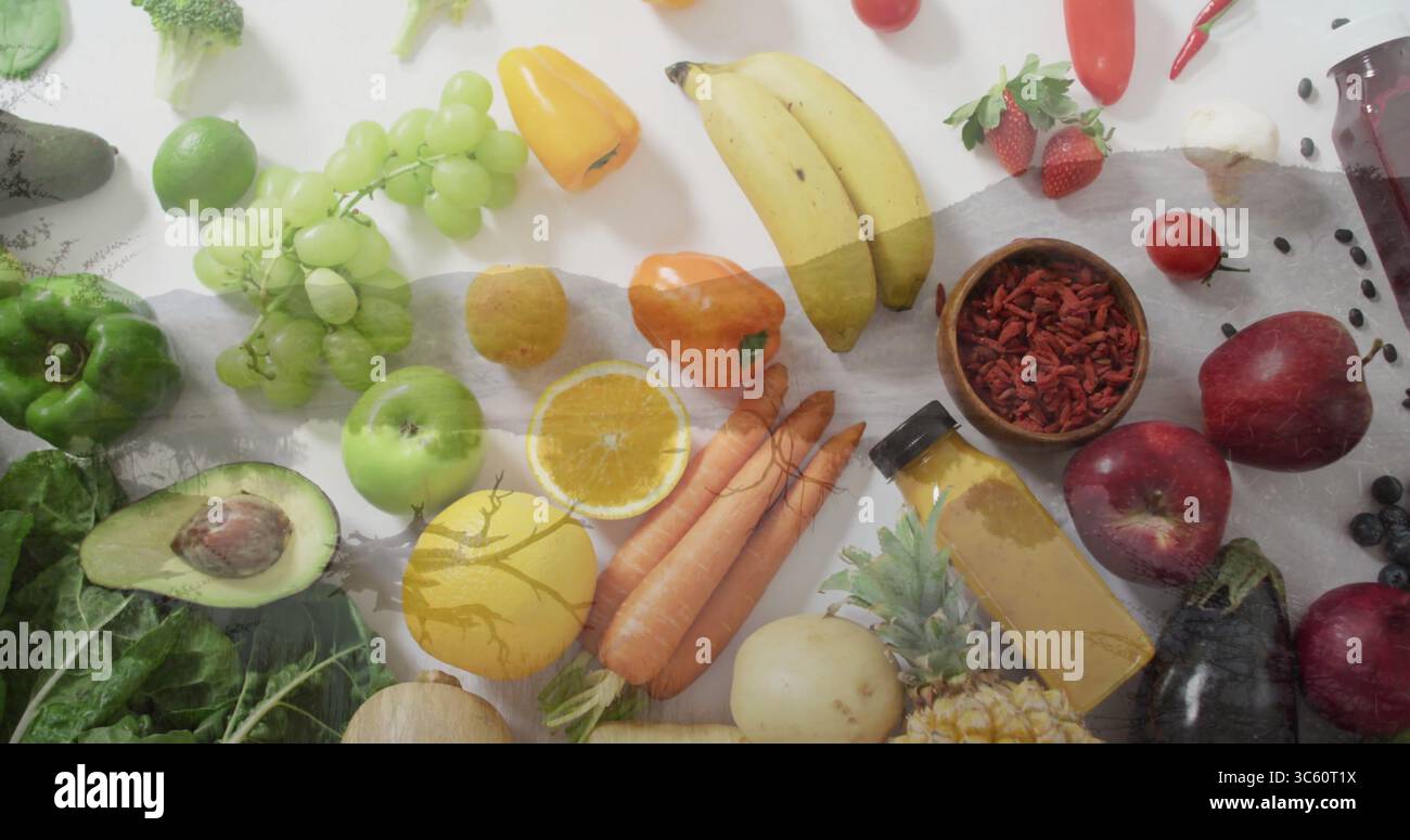 Affichage des fruits et légumes frais sur le comptoir de cuisine, avec pot en verre de jus, râpe en métal Banque D'Images