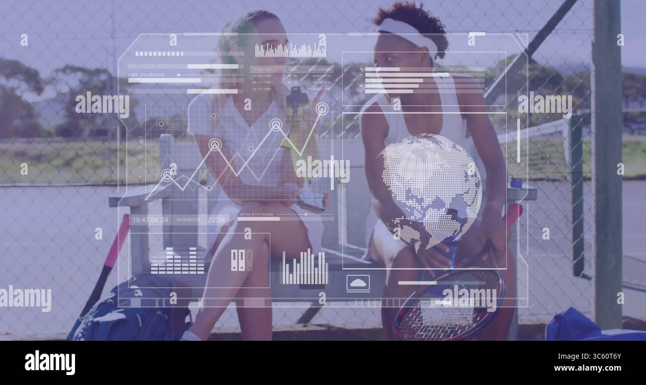 Bavardage des joueurs de tennis assis sur un banc en métal près du court avec des bouteilles d'eau, des raquettes et des sacs marins Banque D'Images