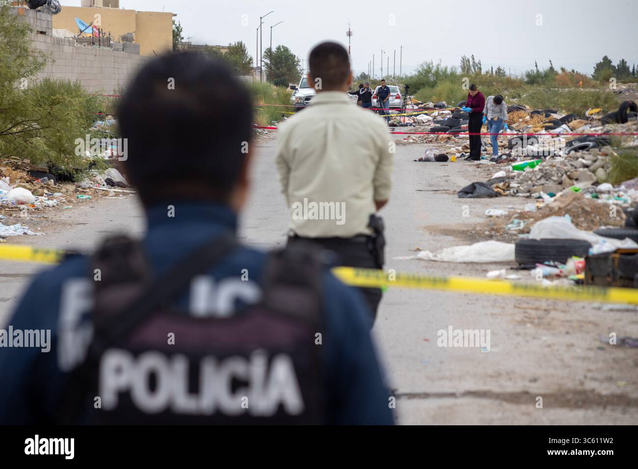 La police évalue un site jonché à Ciudad Juarez, un haut lieu de la violence urbaine. Banque D'Images