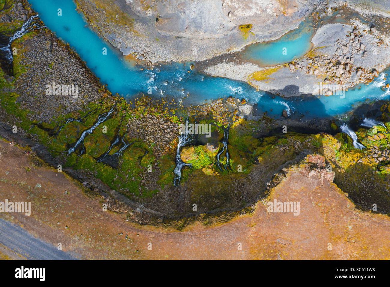 Vue aérienne de la rivière Turquoise et du terrain couvert de mousse en Islande Banque D'Images