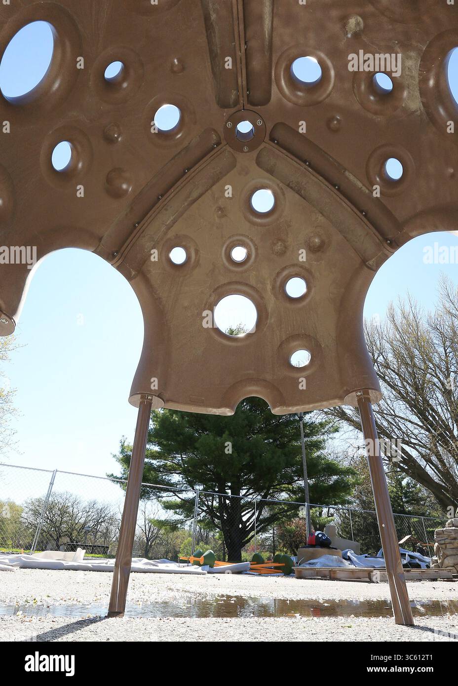 30 avril 2020, Davenport, Iowa, États-Unis : des articles sont inclus dans le terrain de jeu tout compris en construction au parc botanique Vander Veer à Davenport jeudi 30 avril 2020. (Crédit image : © Kevin E. Schmidt/Quad-City Times via ZUMA Wire) Banque D'Images 30 avril 2020, Davenport, Iowa, États-Unis : des articles sont inclus dans le terrain de jeu tout compris en construction au parc botanique Vander Veer à Davenport jeudi 30 avril 2020. (Crédit image : © Kevin E. Schmidt/Quad-City Times via ZUMA Wire) Banque D'Images
