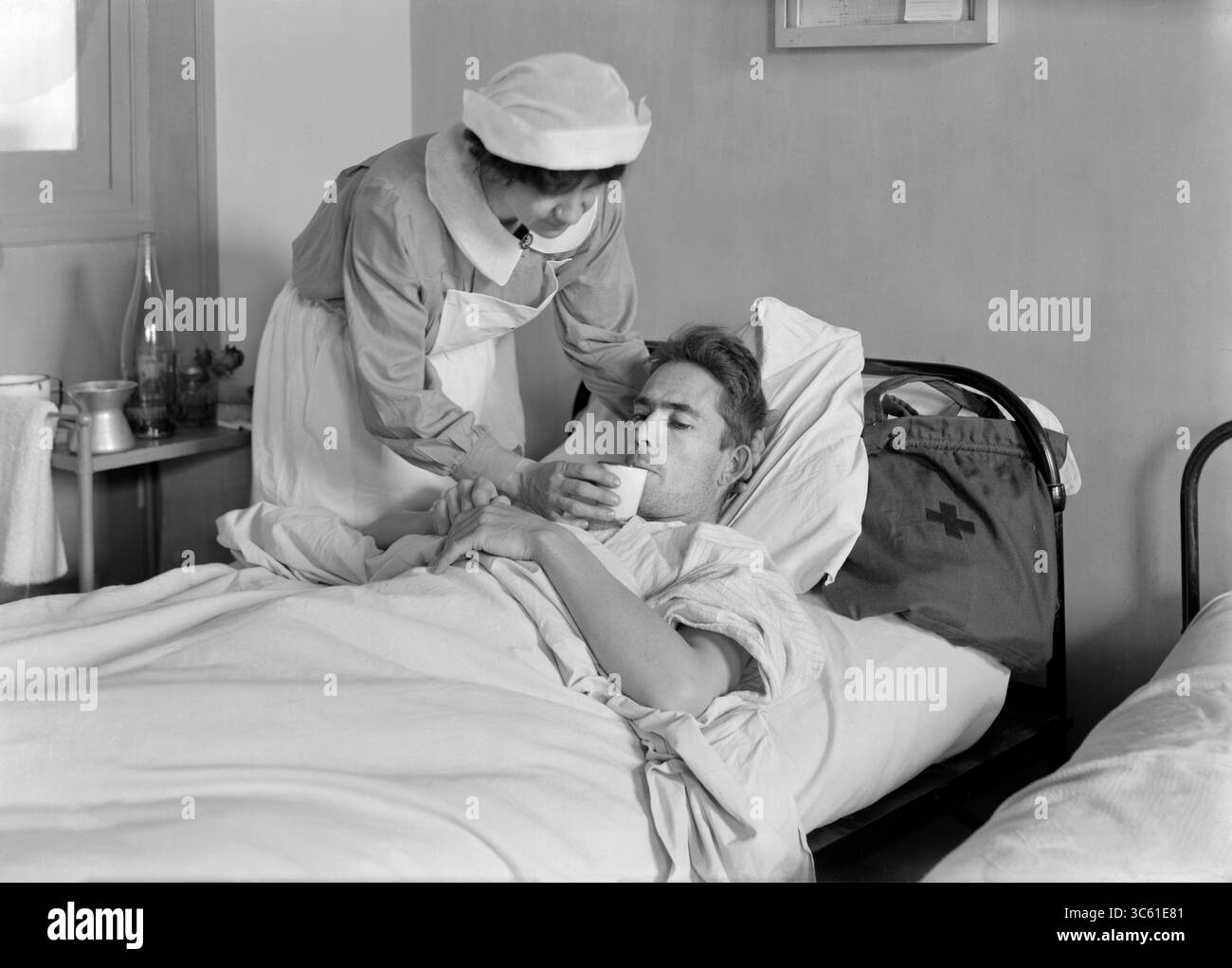 2 avril 2020, Neuilly, France : American Soldier Drinking Cup of Cold Water à l'hôpital militaire américain n° 1, soutenu par la Croix-Rouge américaine, Neuilly, France, Lewis Wickes Hine, American National Red Cross Photograph Collection, juin 1918 (image crédit : © JT Vintage/Glasshouse via ZUMA Wire) Banque D'Images