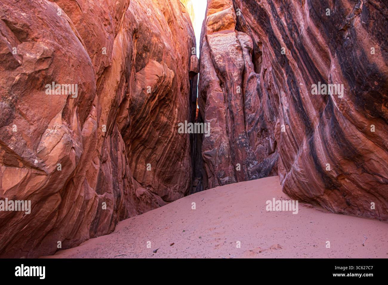 Grande roche coincée entre la formation d'ailerons de grès dans le parc national d'Arches. Banque D'Images