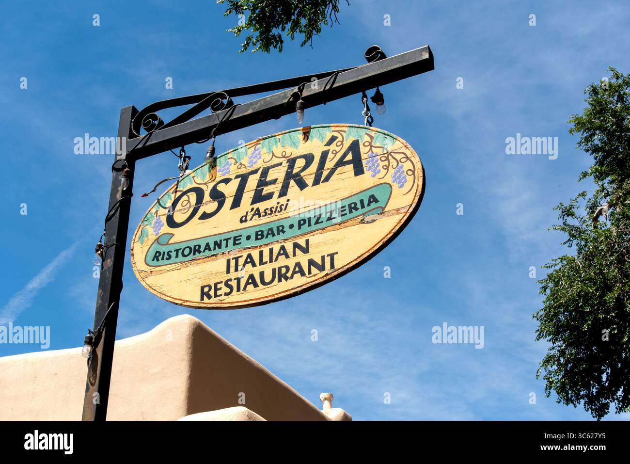 Signe pour Osteria d'assisi Italian Restaurant, centre-ville de Santa Fe, Nouveau-Mexique, États-Unis. Banque D'Images