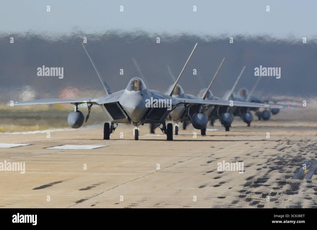 28 février 2019 - Hampton, Virginie, États-Unis - F-22 Raptors de la 1st Fighter Wing et de la 192nd Fighter Wing taxi lors d'un exercice de force totale à la base interarmées Langley-Eustis, Virginie, le 28 février 2018. Les deux escadres se sont associés à la 633e escadre de la base aérienne au cours de l'exercice de phase 1 pour démontrer leur état de préparation et leur capacité de déploiement des F-22 (Crédit image : © Carlin Leslie/U.S. Air Force/ZUMA Wire/ZUMAPRESS.com) Banque D'Images