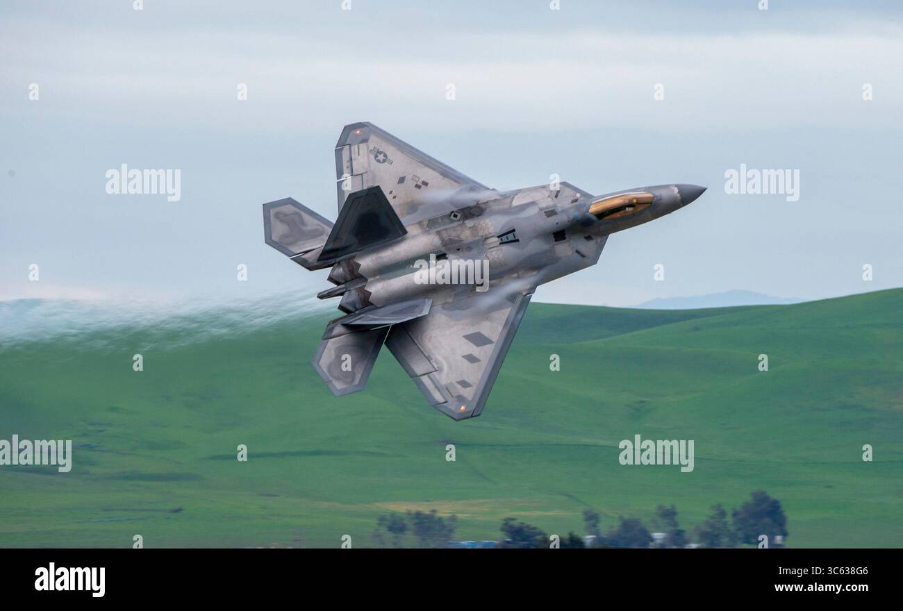 25 mars 2019 - Travis AFB, Californie, États-Unis- les F-22 Raptors arrivent à Travis Air Force base, Calif, avant le Thunder Over the Bay Air Show, le 25 mars 2019. En plus du F-22 Raptor, l'événement de deux jours comportait des performances de l'équipe de démonstration aérienne des Thunderbirds de l'US Air Force, de l'équipe de parachutistes des Golden Knights de l'US Army, ainsi que des démonstrations statiques. L’événement a honoré les héros de leur ville natale tels que les policiers, les pompiers, les infirmières, les enseignants et les citoyens ordinaires dont le travail désintéressé améliore la sécurité et la qualité de vie de leurs communautés. (Image de crédit : © Heide Couch/U.S. Armée de l'air/Z Banque D'Images