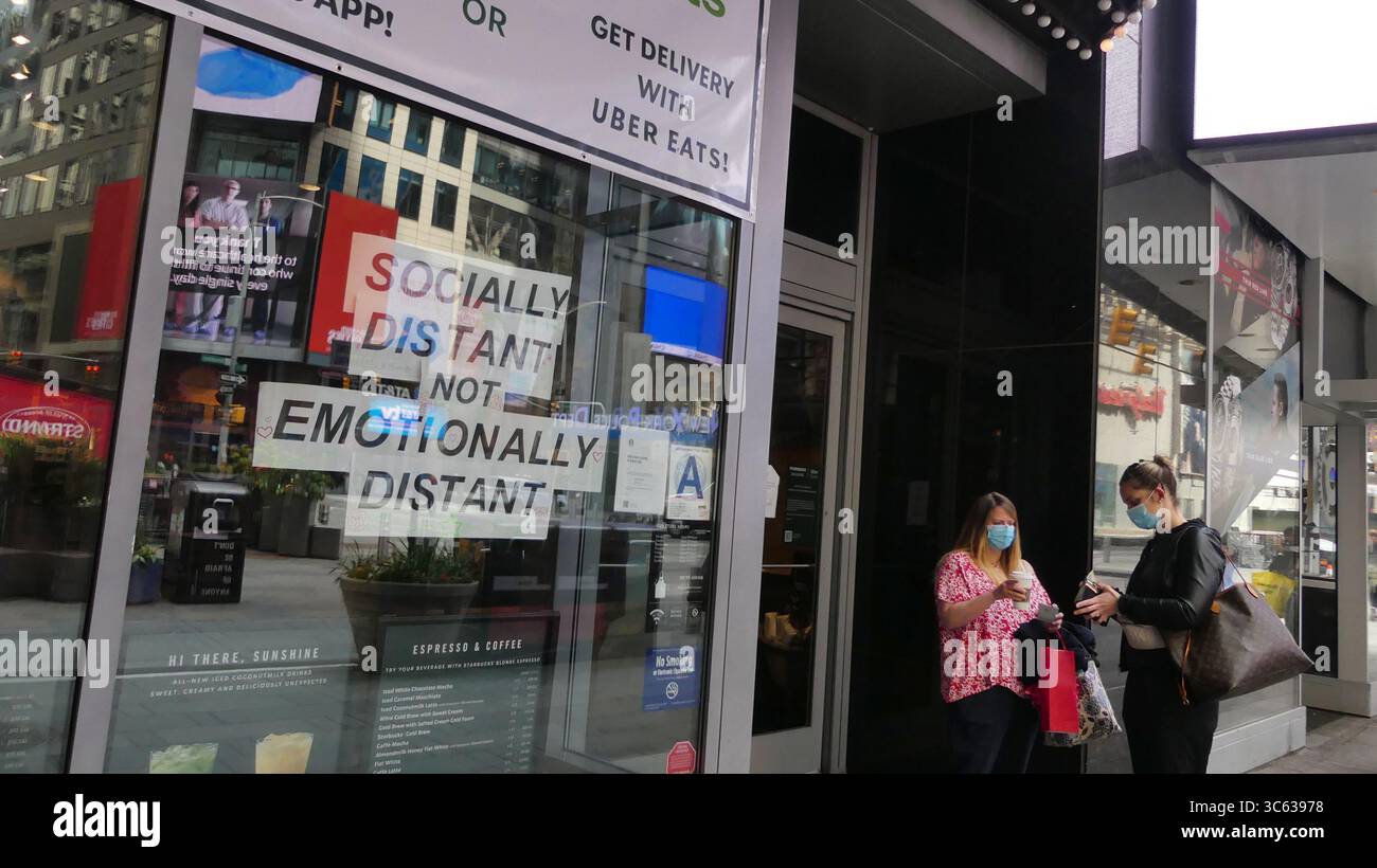 14 mai 2020, New York, New York, États-Unis : STARBUCKS. La ville de New York n'a pas encore atteint les sept critères de santé nécessaires établis par le gouverneur Cuomo qui a également signalé 157 nouveaux décès par coronavirus, le quatrième jour consécutif le nombre était inférieur à 200. Et bien que le nombre de nouveaux cas ait augmenté, le nombre de patients hospitalisés COVID-19 a continué de baisser..14 mai 2020 (crédit image : © John Marshall Mantel/ZUMA Wire) Banque D'Images